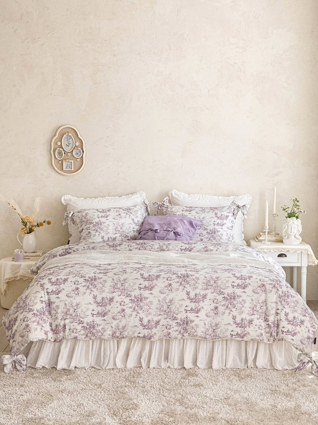 Photo by 엘레나하임 on February 19, 2026. May be an image of headboard, bed, mattress, bedroom and text.