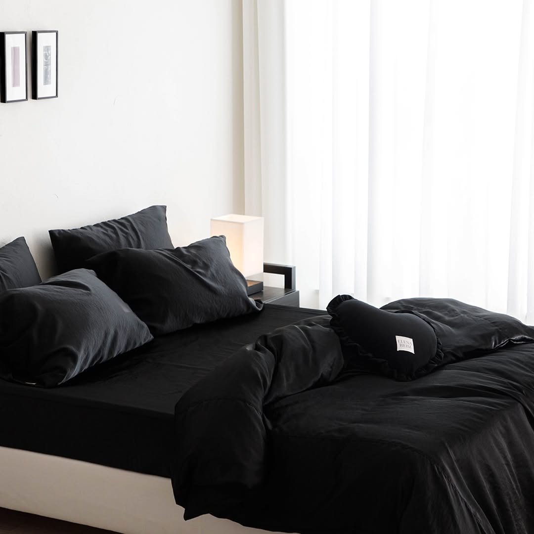 Photo by 엘레나하임 on April 26, 2026. May be an image of mattress, bed, bedroom and text.