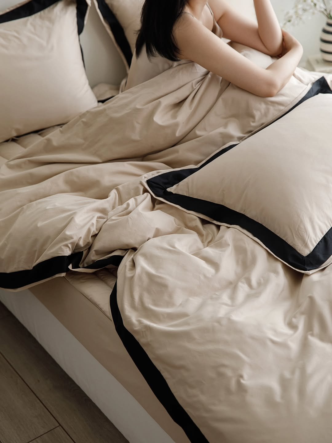 Photo by 엘레나하임 on November 10, 2025. May be an image of sleepwear, blanket, mattress, bed, bedroom and text.