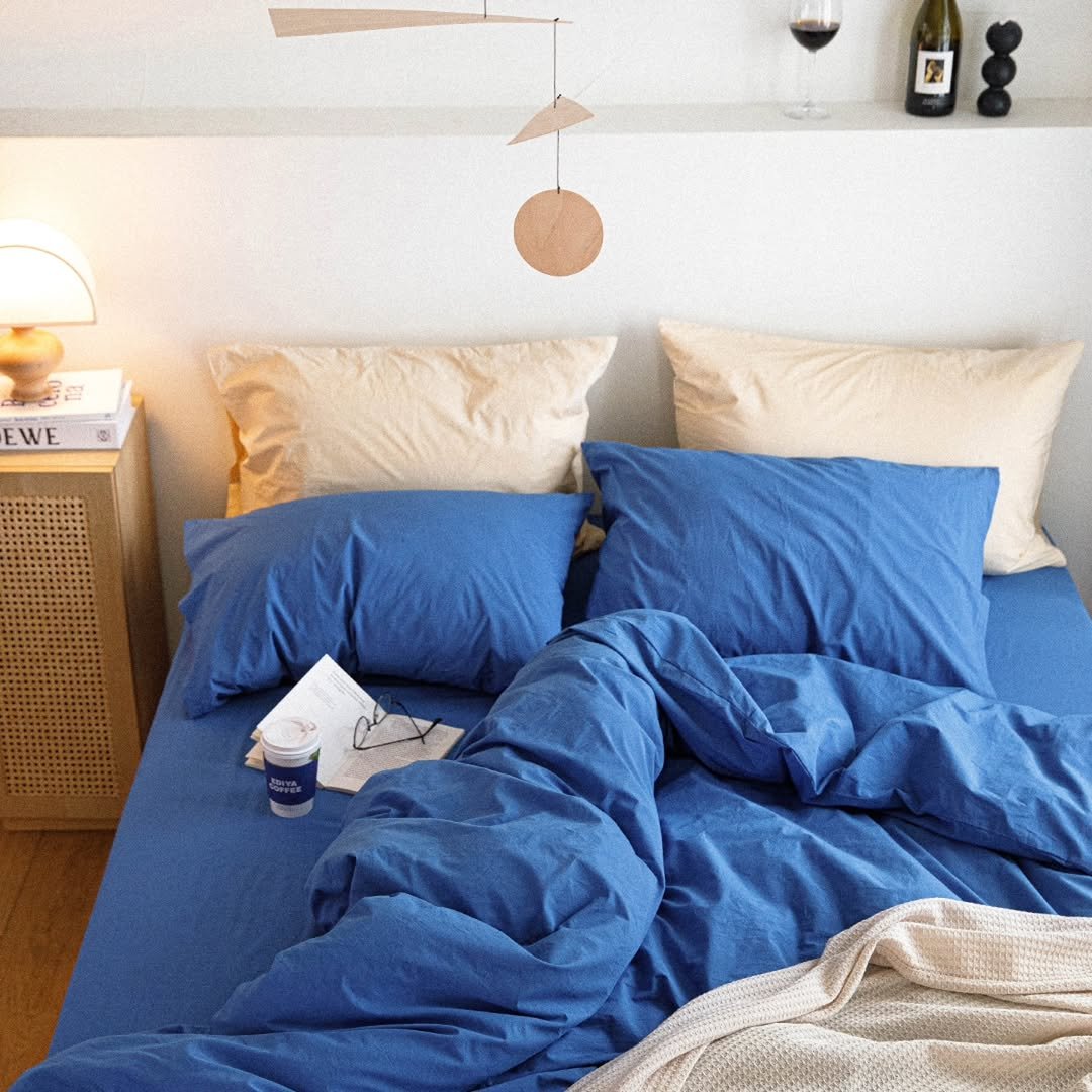 Photo by 엘레나하임 on April 25, 2026. May be an image of headboard, bed, mattress, bedroom and text.