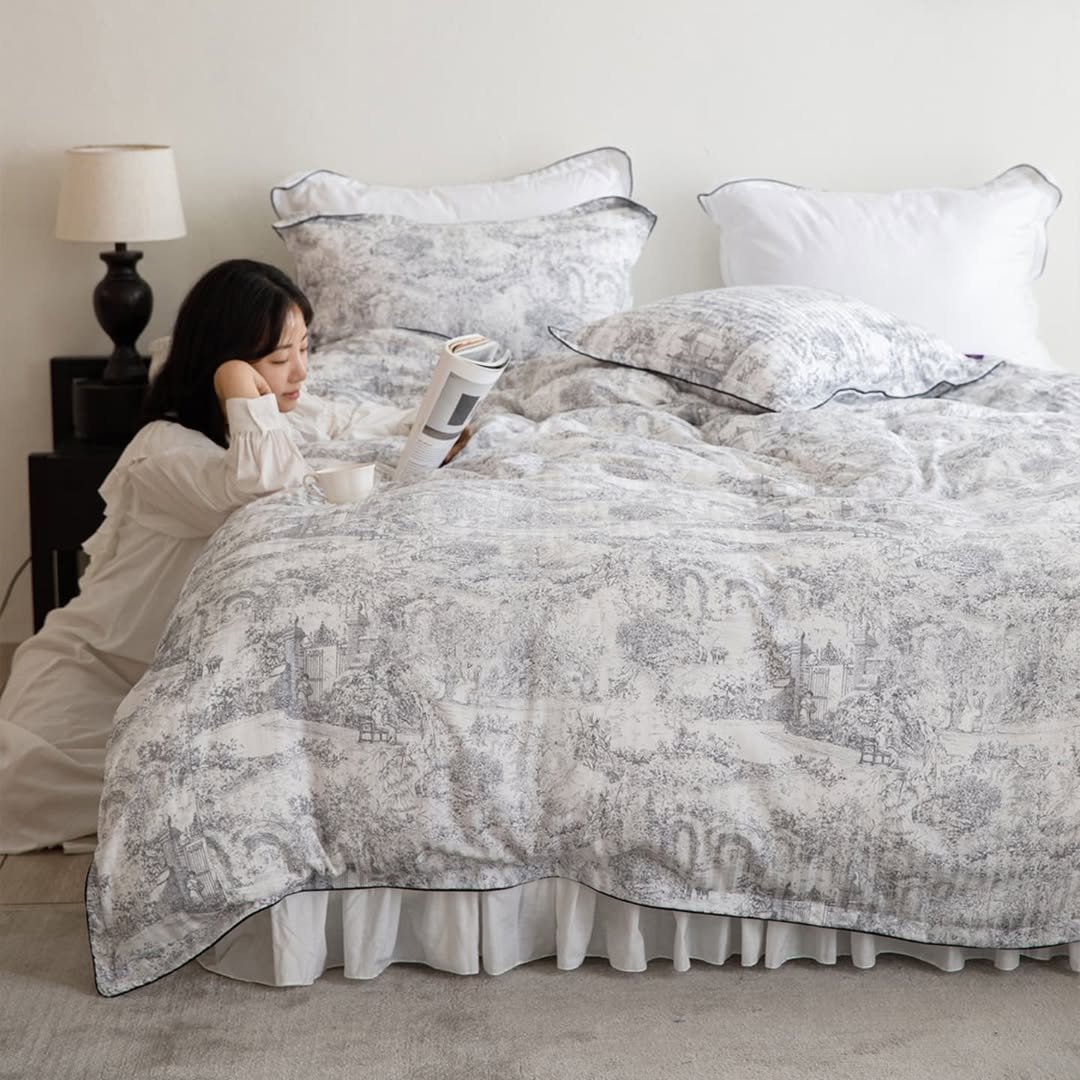 Photo by 엘레나하임 on August 08, 2025. May be an image of 1 person, headboard, bed, mattress, bedroom and text.