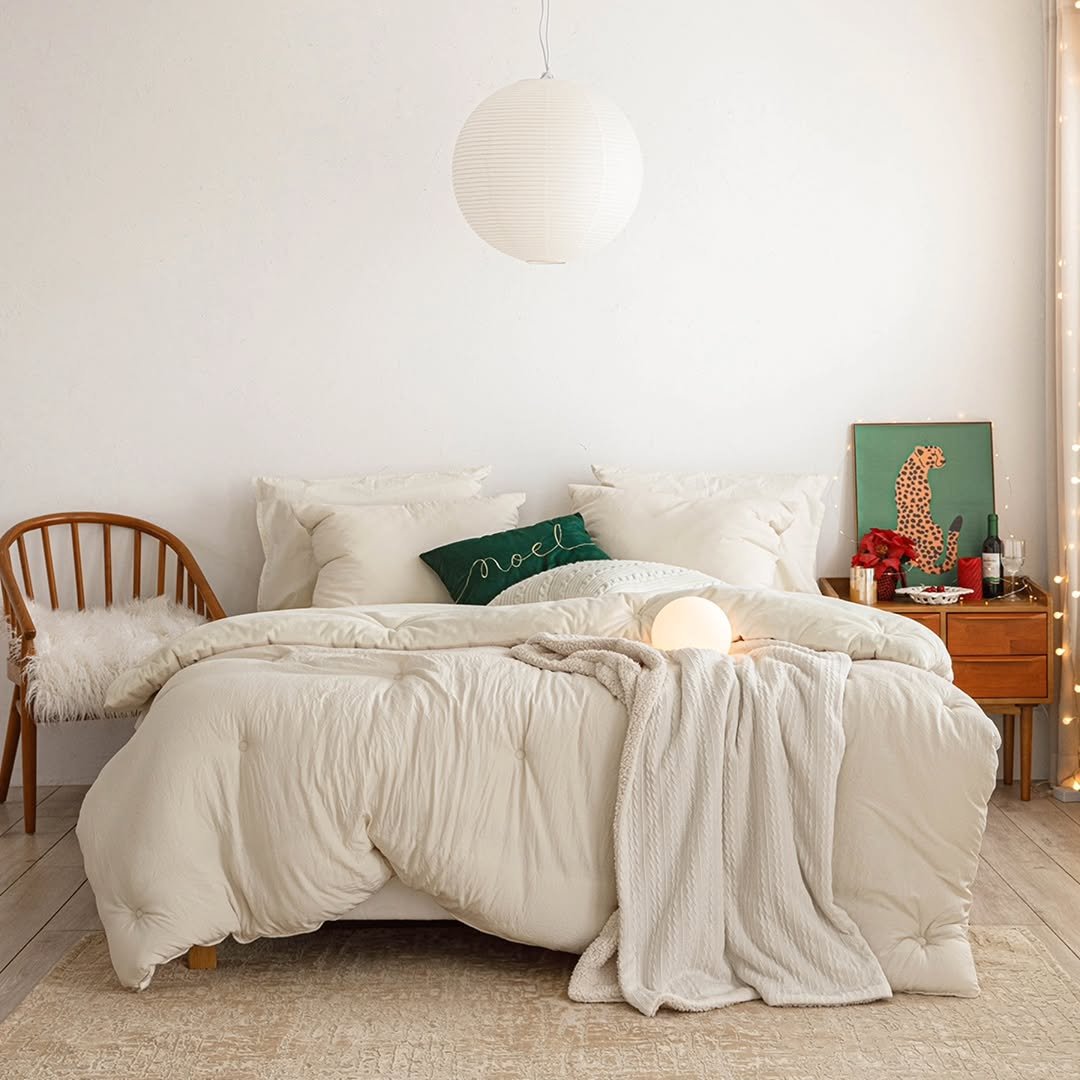 Photo by 엘레나하임 on November 07, 2025. May be an image of mattress, bed, headboard, bedroom, indoors and text.