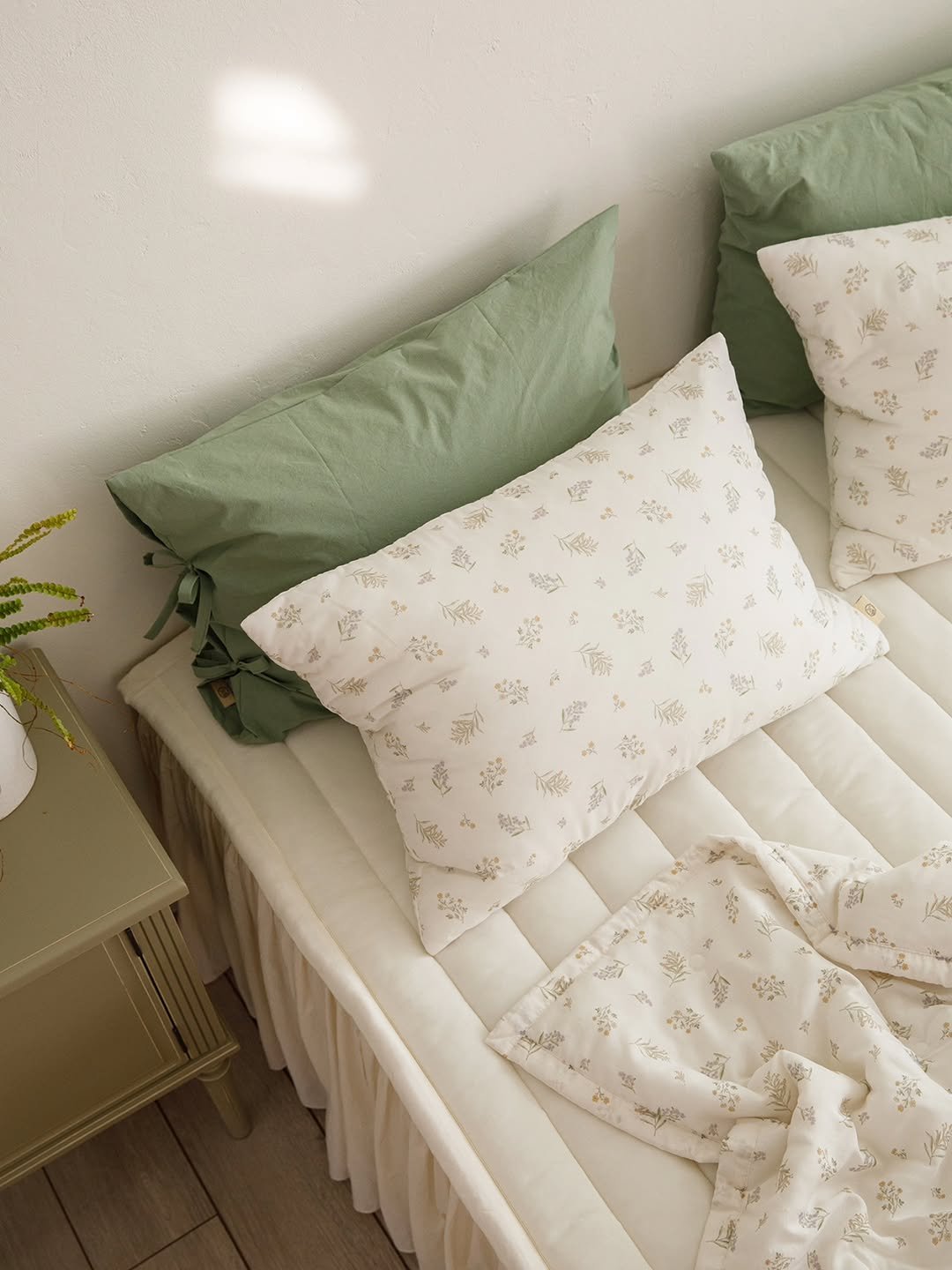 Photo by 엘레나하임 on April 27, 2026. May be an image of mattress, blanket, bed, bedroom and text.