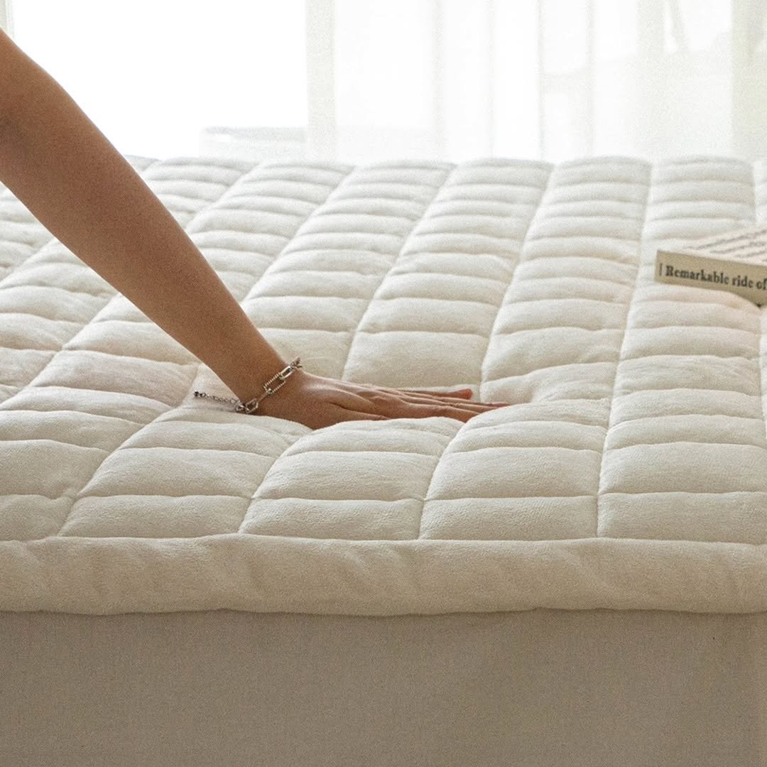 Photo by 엘레나하임 on November 08, 2025. May be an image of bed, mattress, bedroom and text.