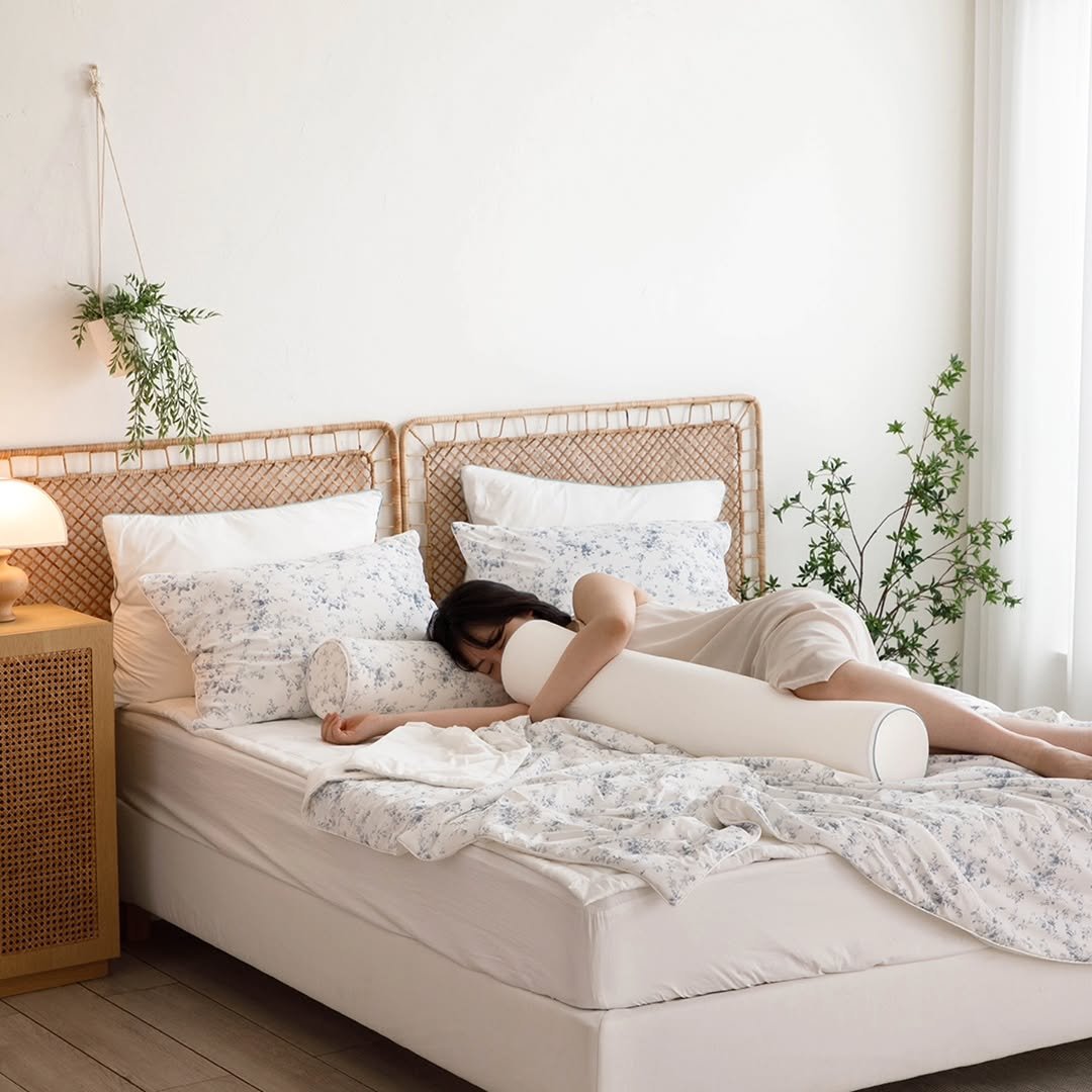 Photo by 엘레나하임 on April 23, 2026. May be an image of mattress, bed, futon, headboard, bedroom and text.