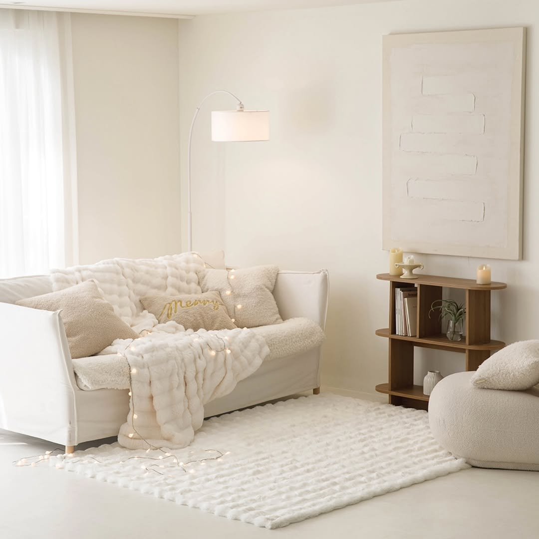 Photo by 엘레나하임 on November 08, 2025. May be an image of lighting, sofa, futon, chaise lounge, carpet, living room, indoors and text.