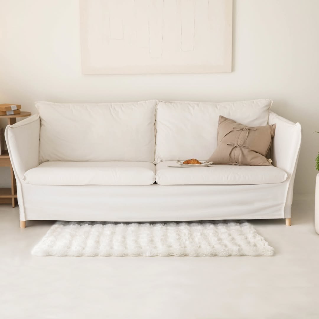 Photo by 엘레나하임 on November 11, 2025. May be an image of futon, sofa, chaise lounge, living room and text.