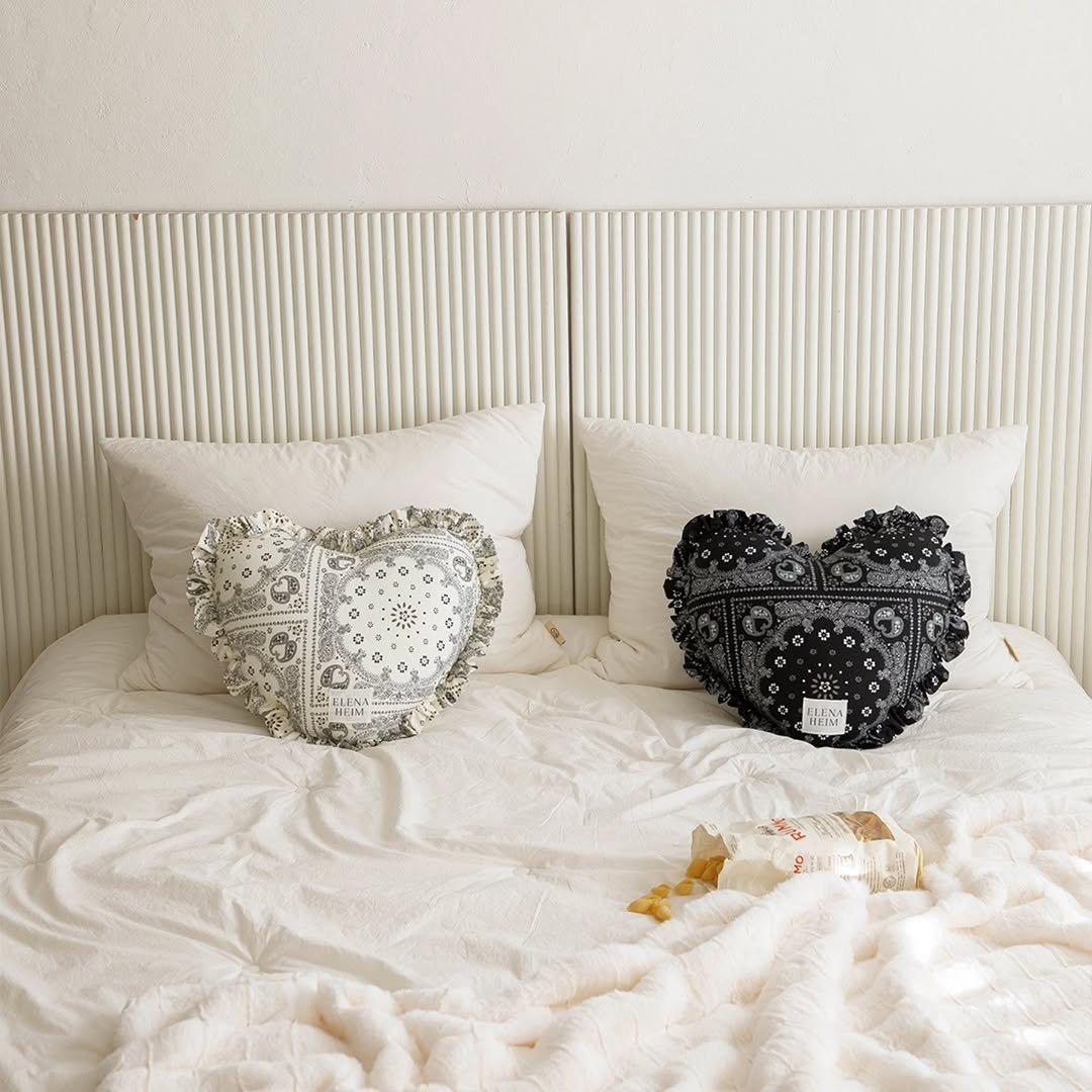 Photo by 엘레나하임 on November 11, 2025. May be an image of heart, bed, mattress, headboard, bedroom and text.