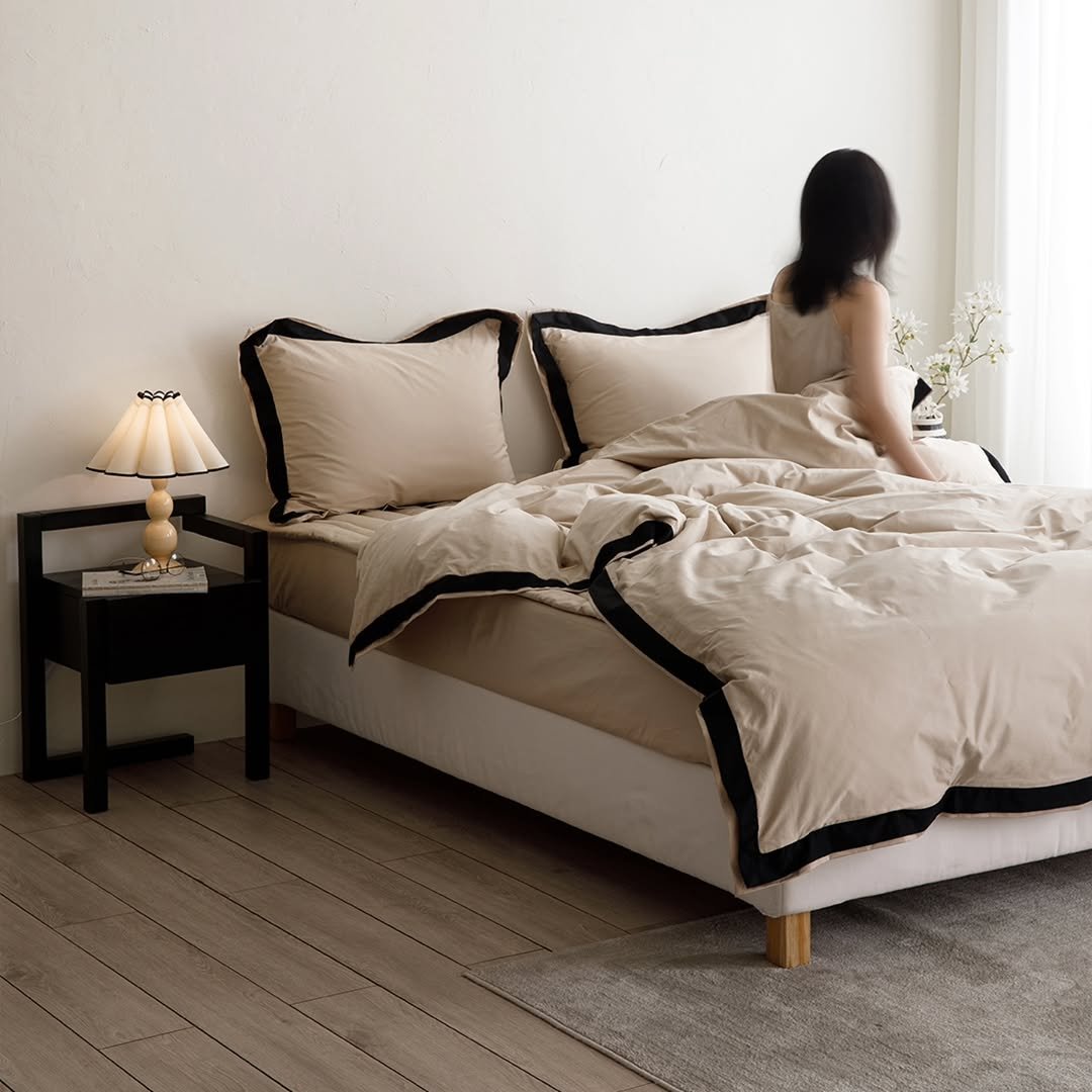 Photo by 엘레나하임 on December 17, 2025. May be an image of headboard, mattress, bed, bedroom, indoors and text.