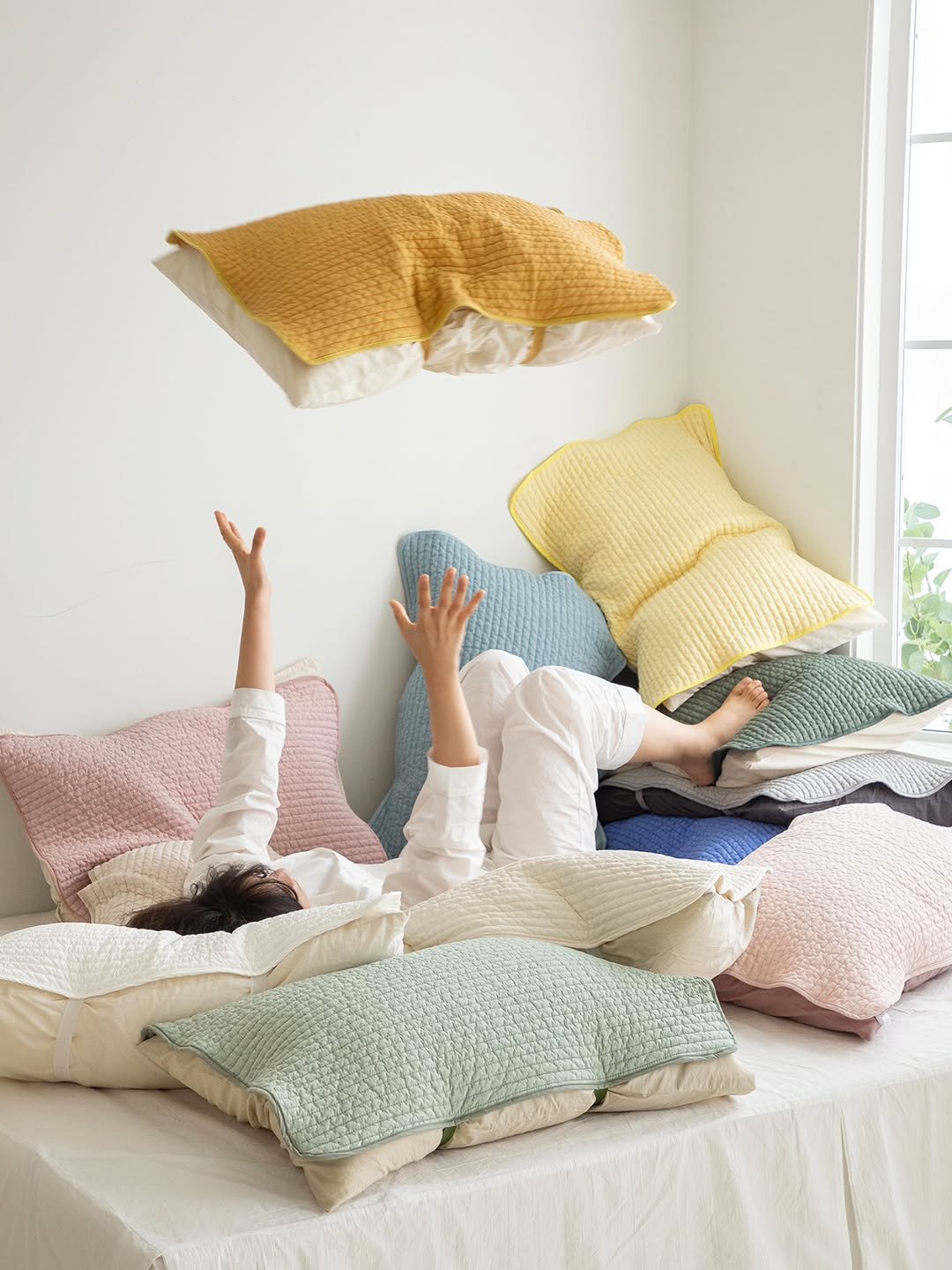 Photo by 엘레나하임 on December 17, 2025. May be an image of beanbag chair, bedroom and text.