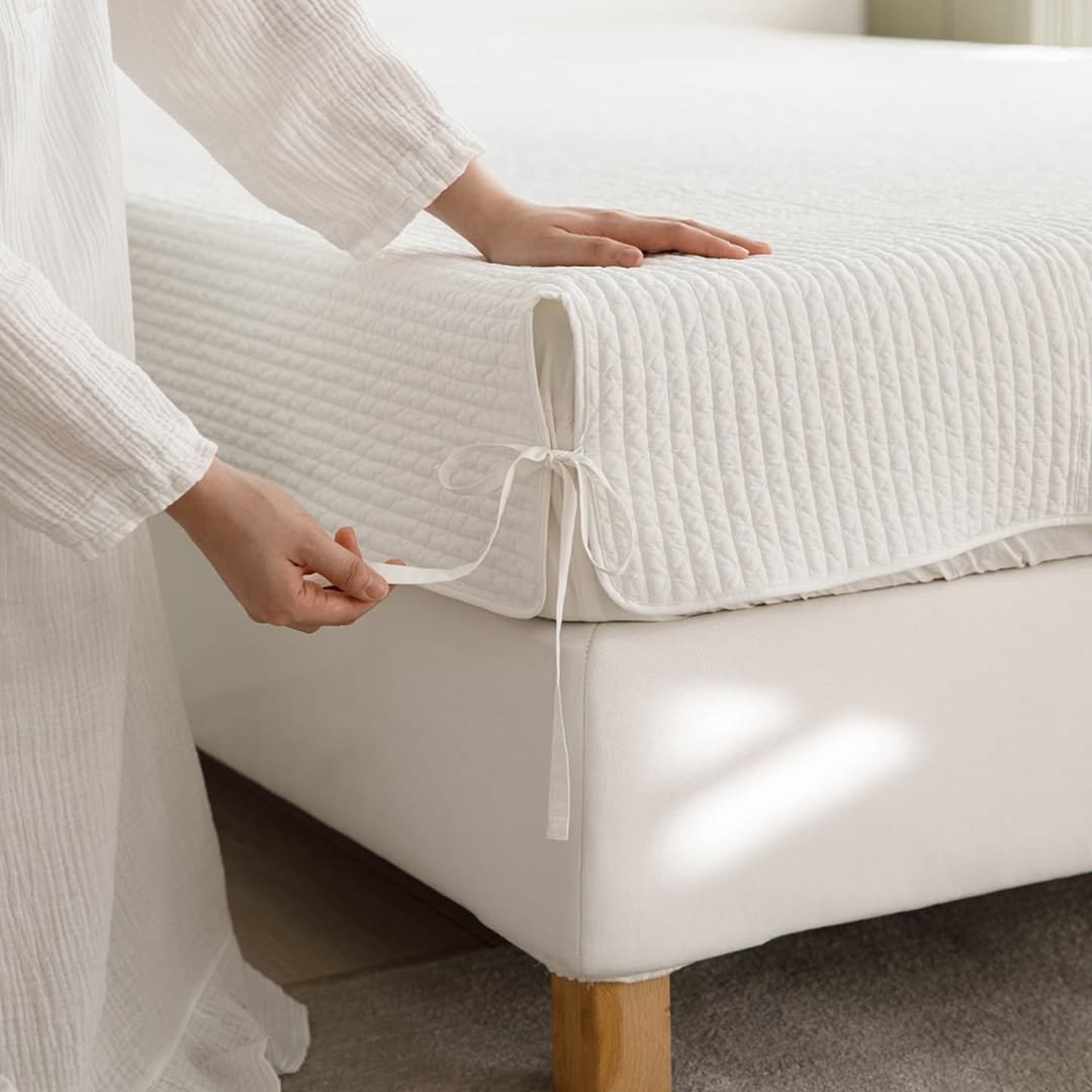 Photo by 엘레나하임 on July 31, 2025. May be an image of 1 person, bed, mattress and text.