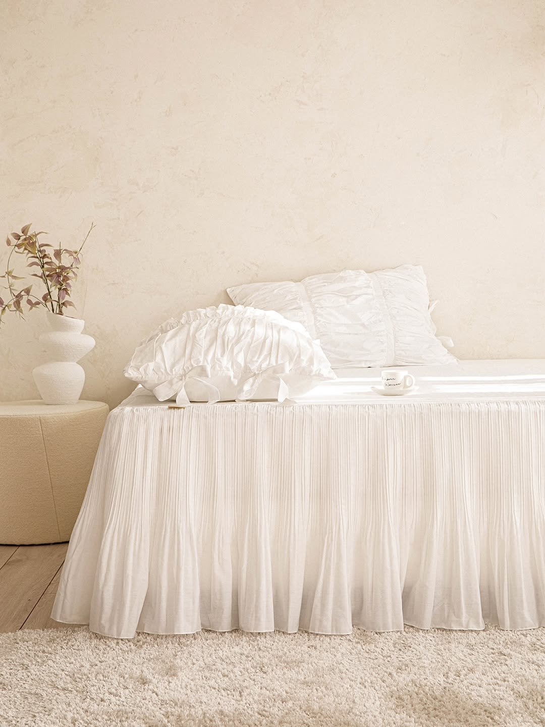 Photo by 엘레나하임 on February 09, 2026. May be an image of mattress, tablecloth and text.