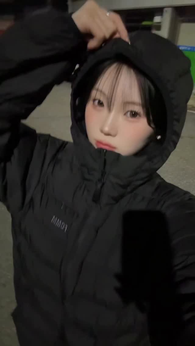 x_5e8 게시물 이미지: #협찬 난 한달 전 부터 패딩 꺼냈어 

@fcmm_official #경량패딩 #fcmm