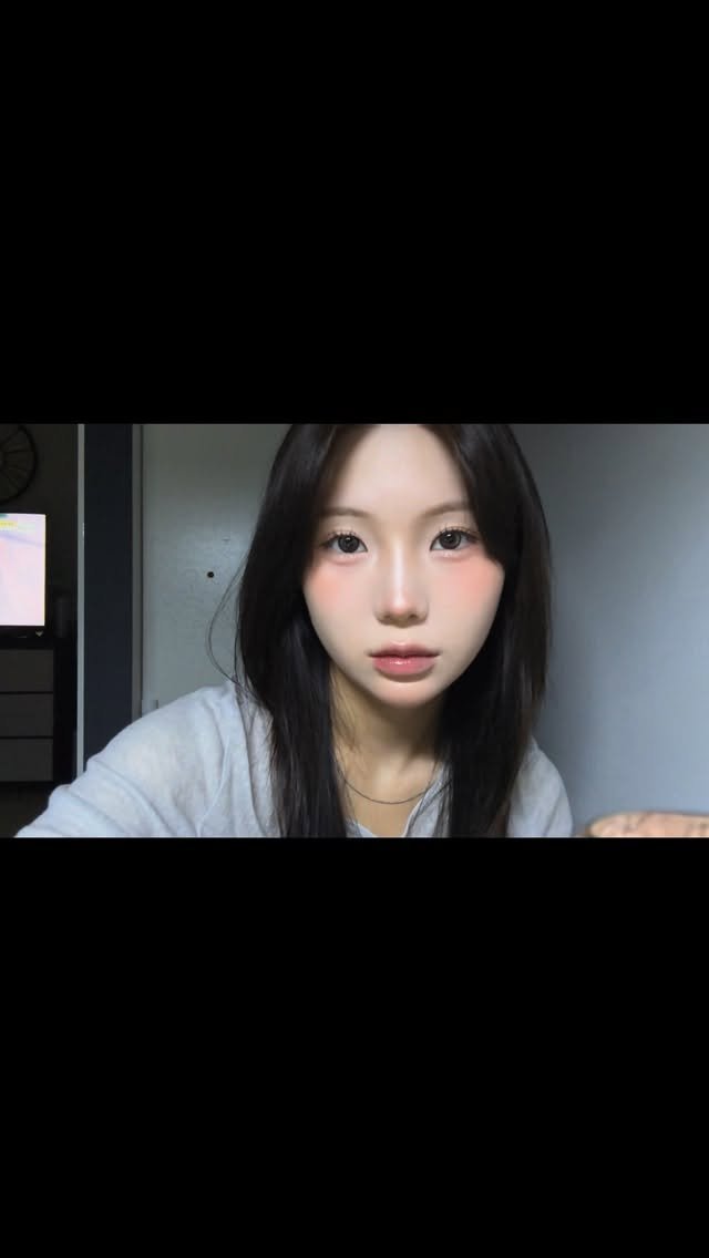 x_5e8 게시물 이미지: 사실 학교갈 땐 화장 안함 #transition
 #makeup #fyp
