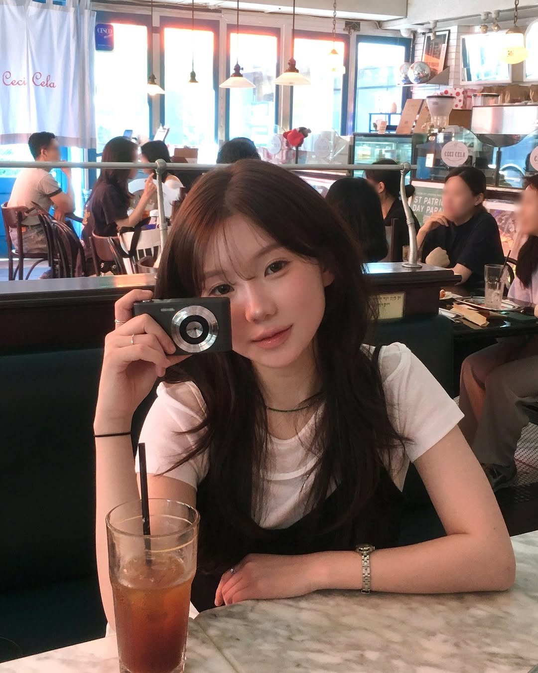 Photo shared by 강다인 on June 28, 2025 tagging @sisunseoul_official. May be an image of 4 people, hair, phone, camera, cornflower and text that says 'CeciCela Leci Cela elo STPATRI PATRI DAY PARA'.