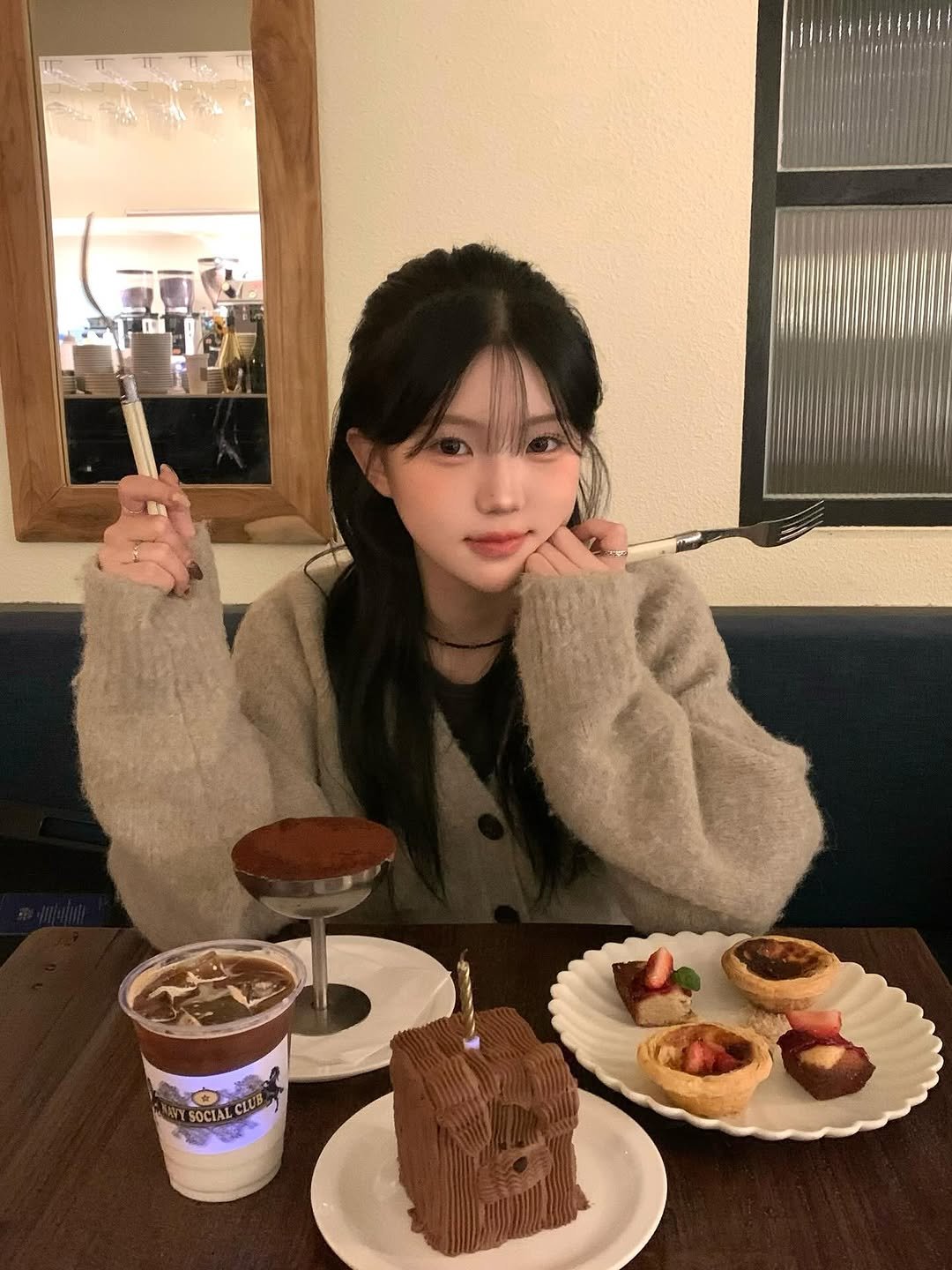 Photo by 강다인 on November 17, 2025. May be an image of fondue, chocolate cake, chocolate mousse and text.