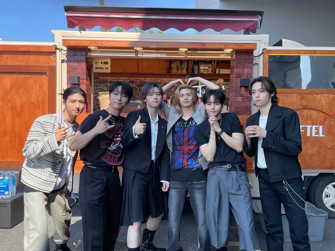 xdinaryheroes_official 게시물 이미지: ⠀ 
#한 선배님 최고! 커피차 정말 감사합니다 ☕️🤍

#XdinaryHeroes...