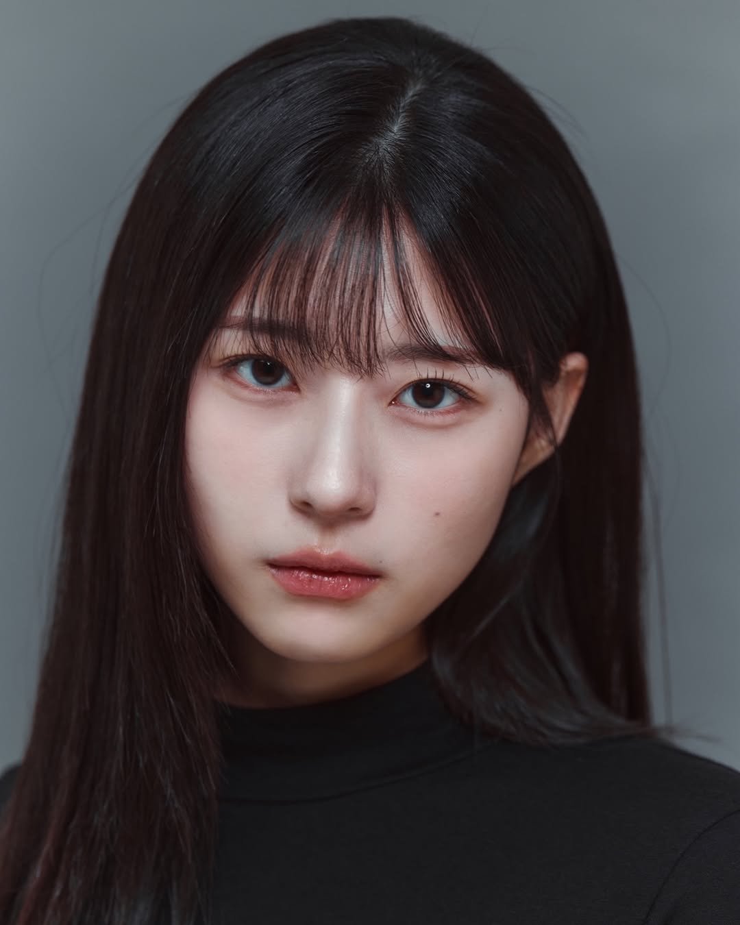 Photo shared by 이자민 on May 03, 2025 tagging @it_ehoi, and @isom__p. May be a closeup of 1 person, hair, makeup and text.