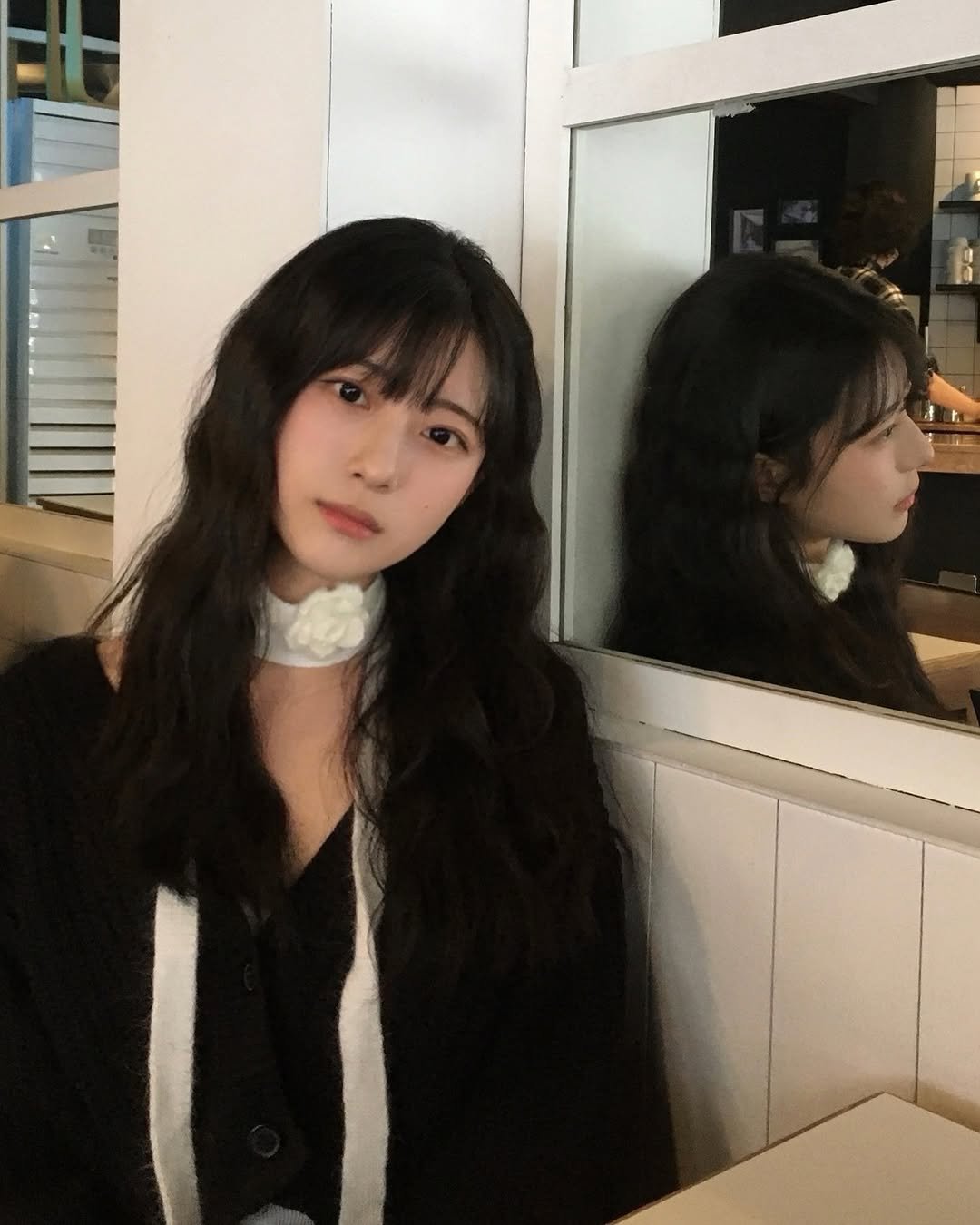 Photo by 이자민 on April 14, 2025. May be a selfie of 2 people, hair, mirror, turtleneck, choker and text.