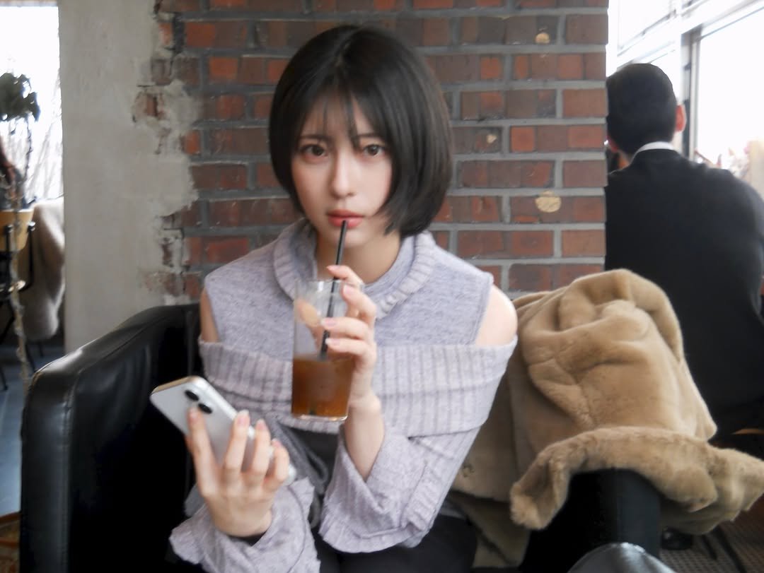 Photo by 이자민 on February 27, 2026. May be an image of one or more people, hair, duffle coat, parka, turtleneck, cornflower and text.