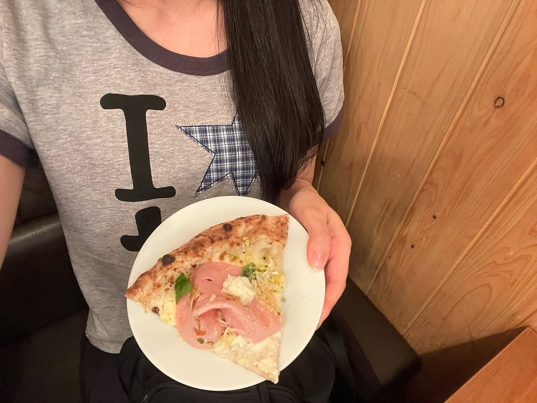 Photo shared by 이자민 on May 29, 2025 tagging @tansanmagnesium.kr. May be an image of 1 person, pizza, mozzarella and text that says 'I'.