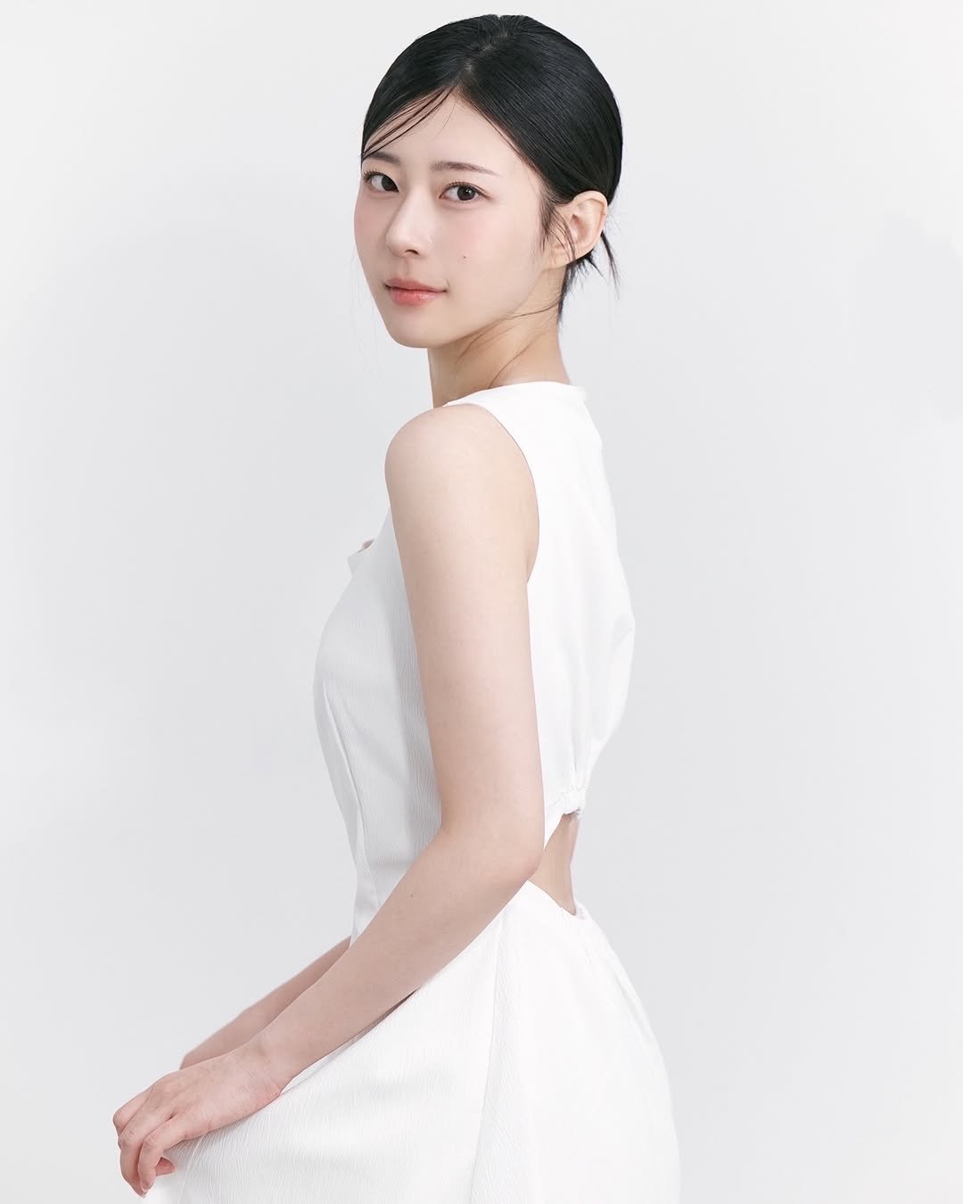 Photo shared by 이자민 on May 03, 2025 tagging @it_ehoi, and @isom__p. May be an image of 1 person, hair, dress and text.