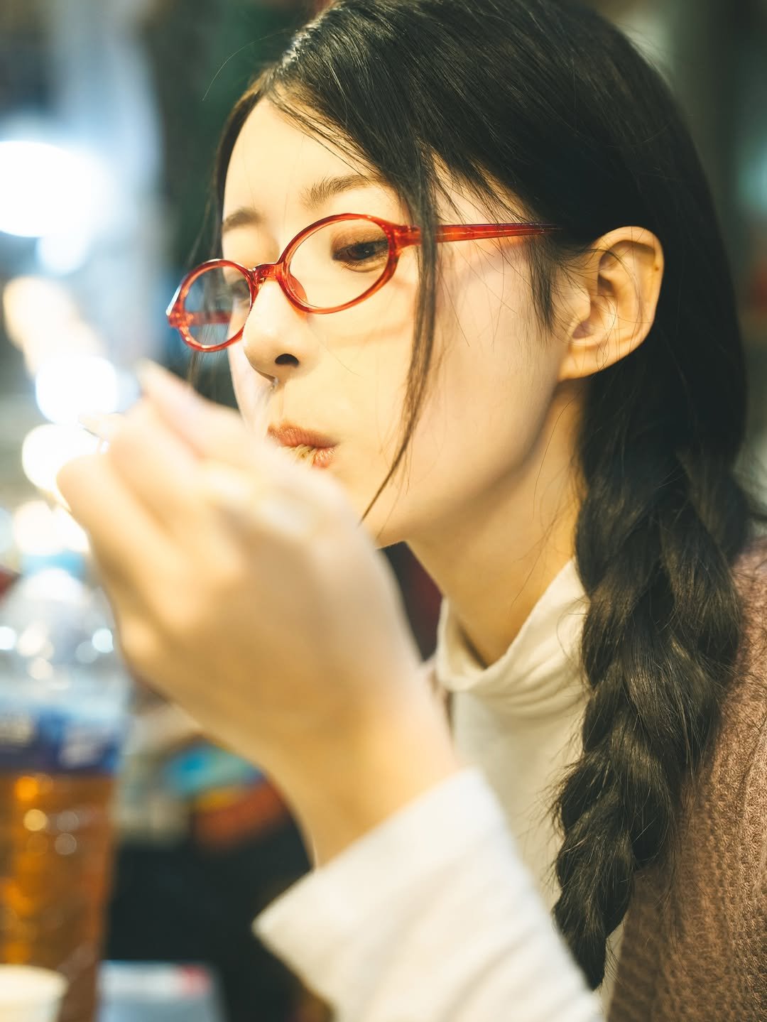 Photo by 이자민 on November 21, 2025. May be an image of one or more people, people smoking, eyeglasses, cigarette, chopsticks and text.