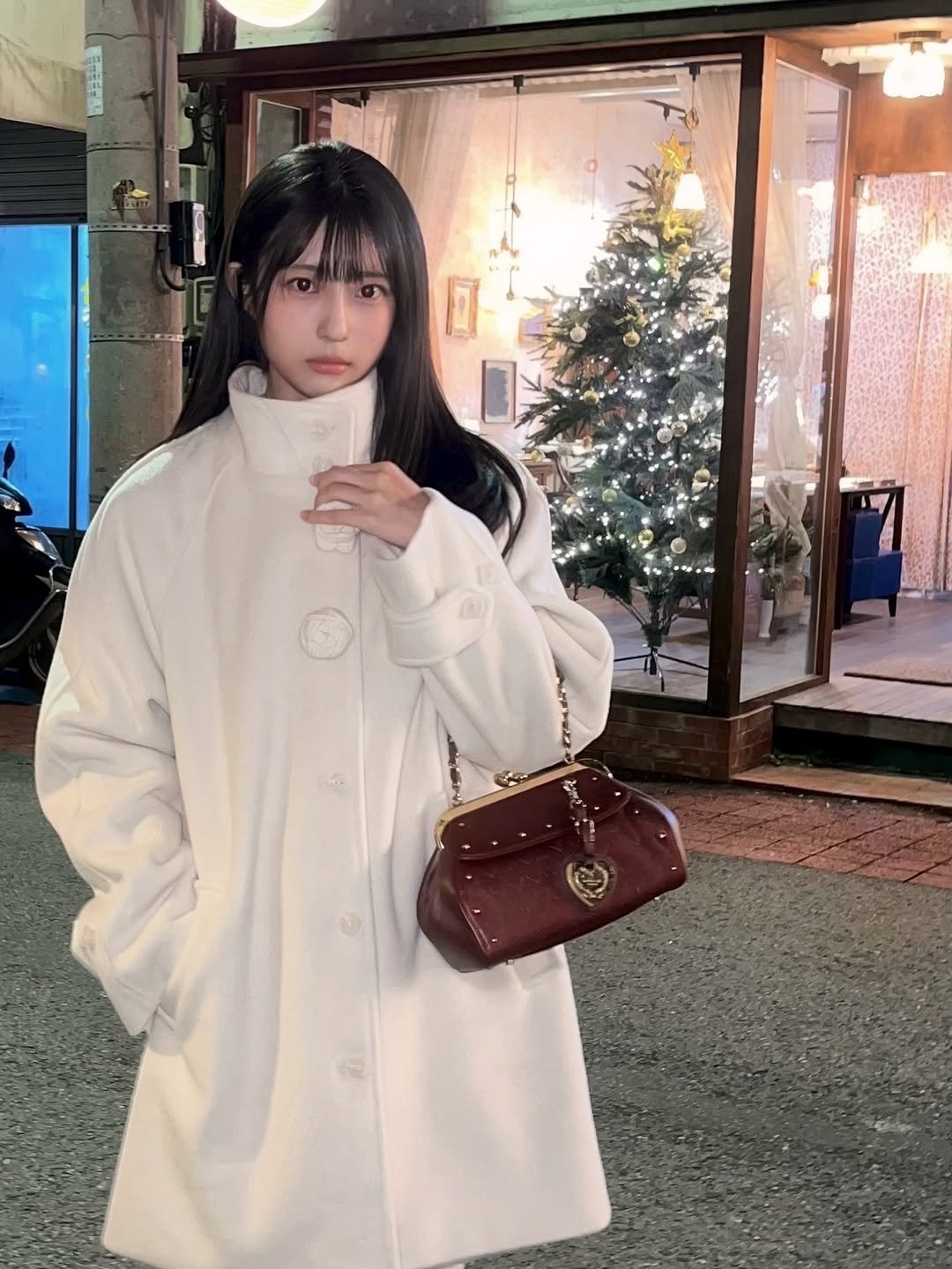 Photo shared by 이자민 on November 20, 2025 tagging @illigo.kr. May be an image of one or more people, hair, duffle coat, overcoat, goosedown coat, turtleneck, parka, jacket, cornflower and text.