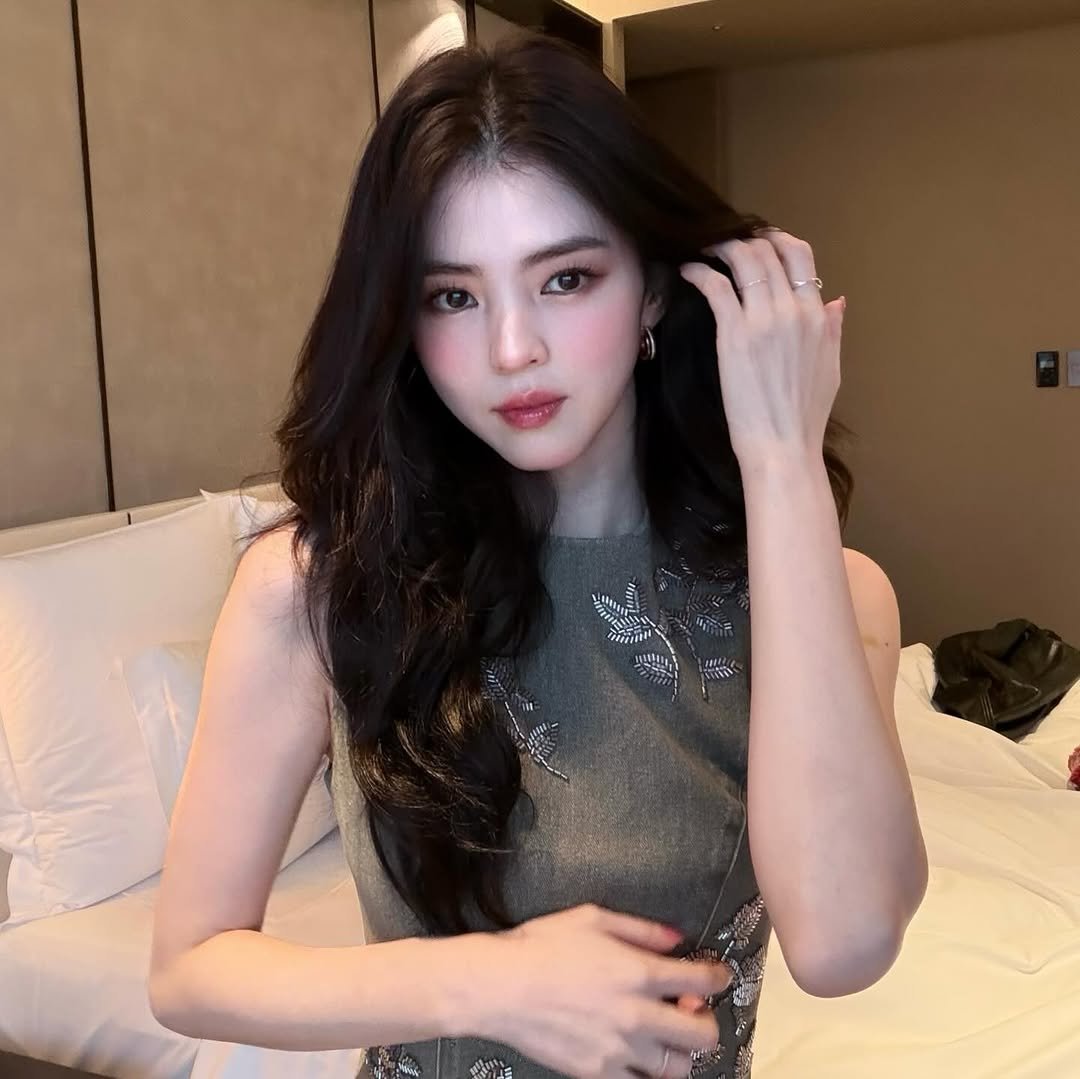 Photo by 한소희 on January 22, 2026. May be an image of one or more people, hair, slip, dress, top and text.