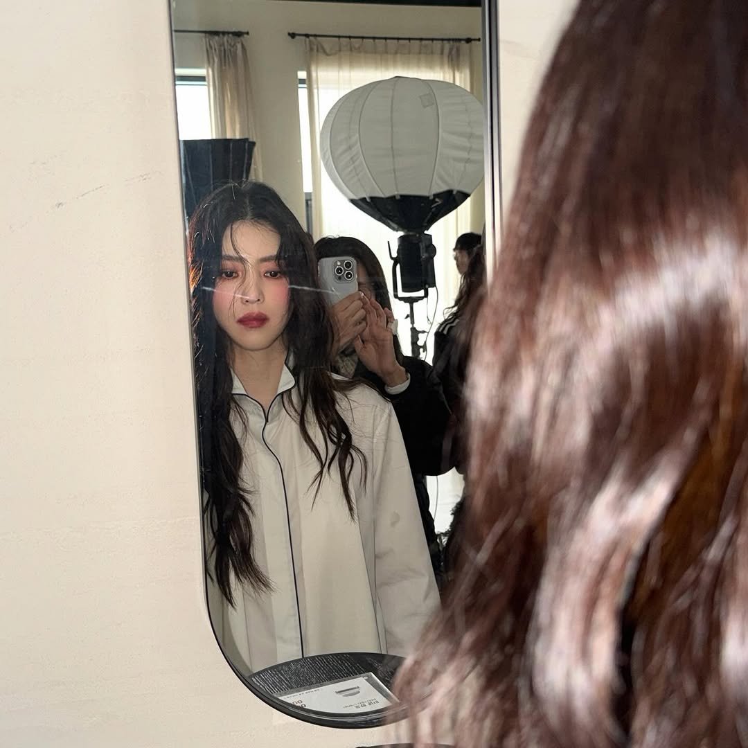 Photo by 한소희 on December 21, 2025. May be an image of one or more people, braids, makeup, mirror and text.