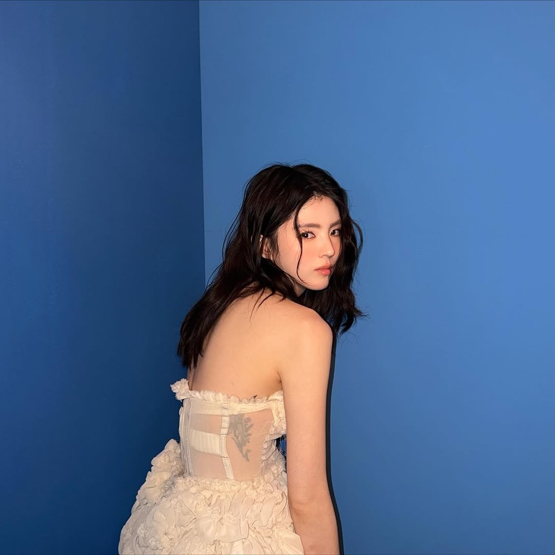 Photo by 한소희 on November 17, 2025. May be an image of one or more people, makeup, hair, gown, dress, baby's-breath and text.