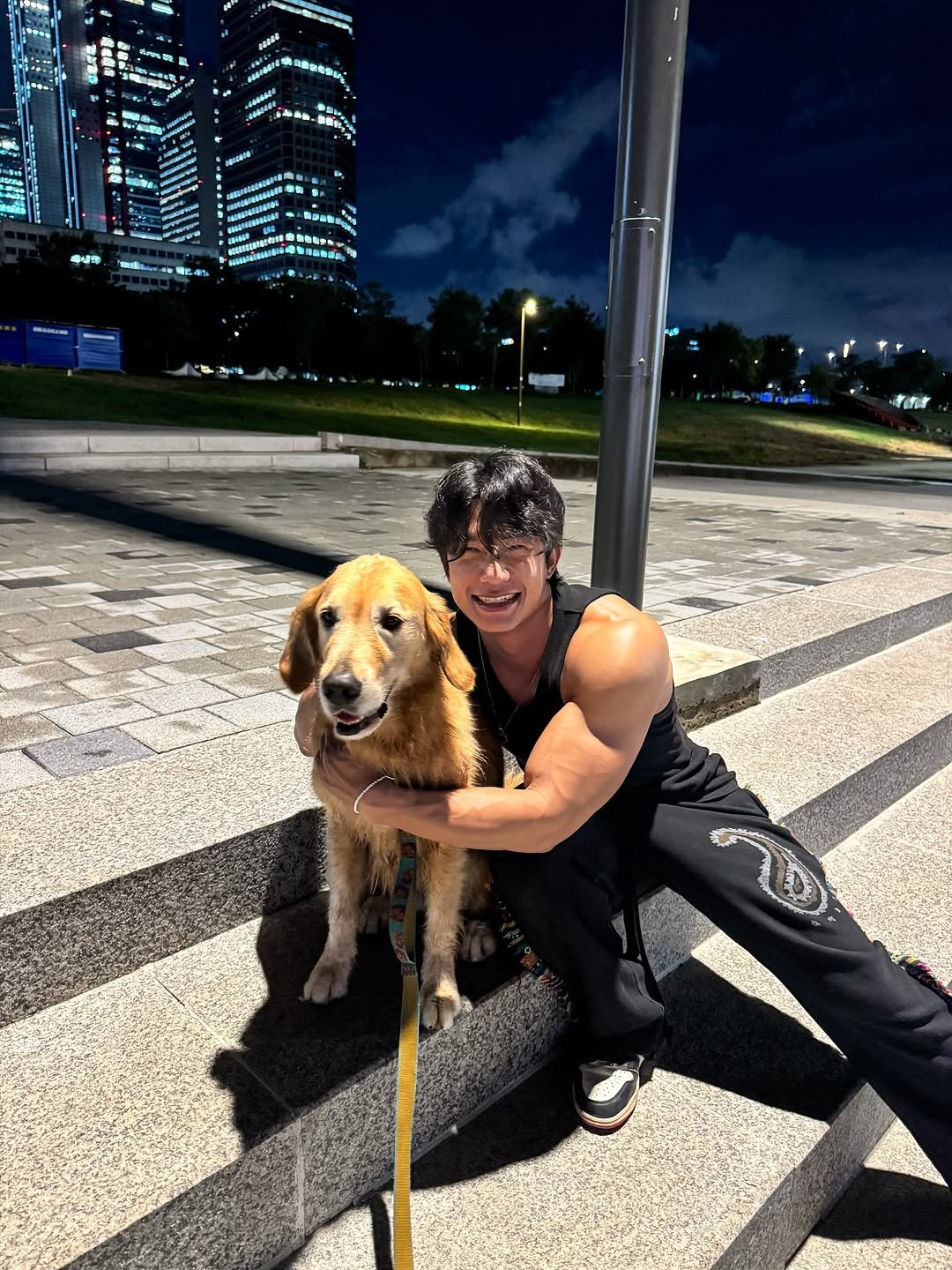 Photo shared by 손제원 on September 03, 2025 tagging @doby.s_el, and @dumbstruck_kr. May be an image of 1 person, Great Pyrenees, golden retriever, cocker spaniel and text.