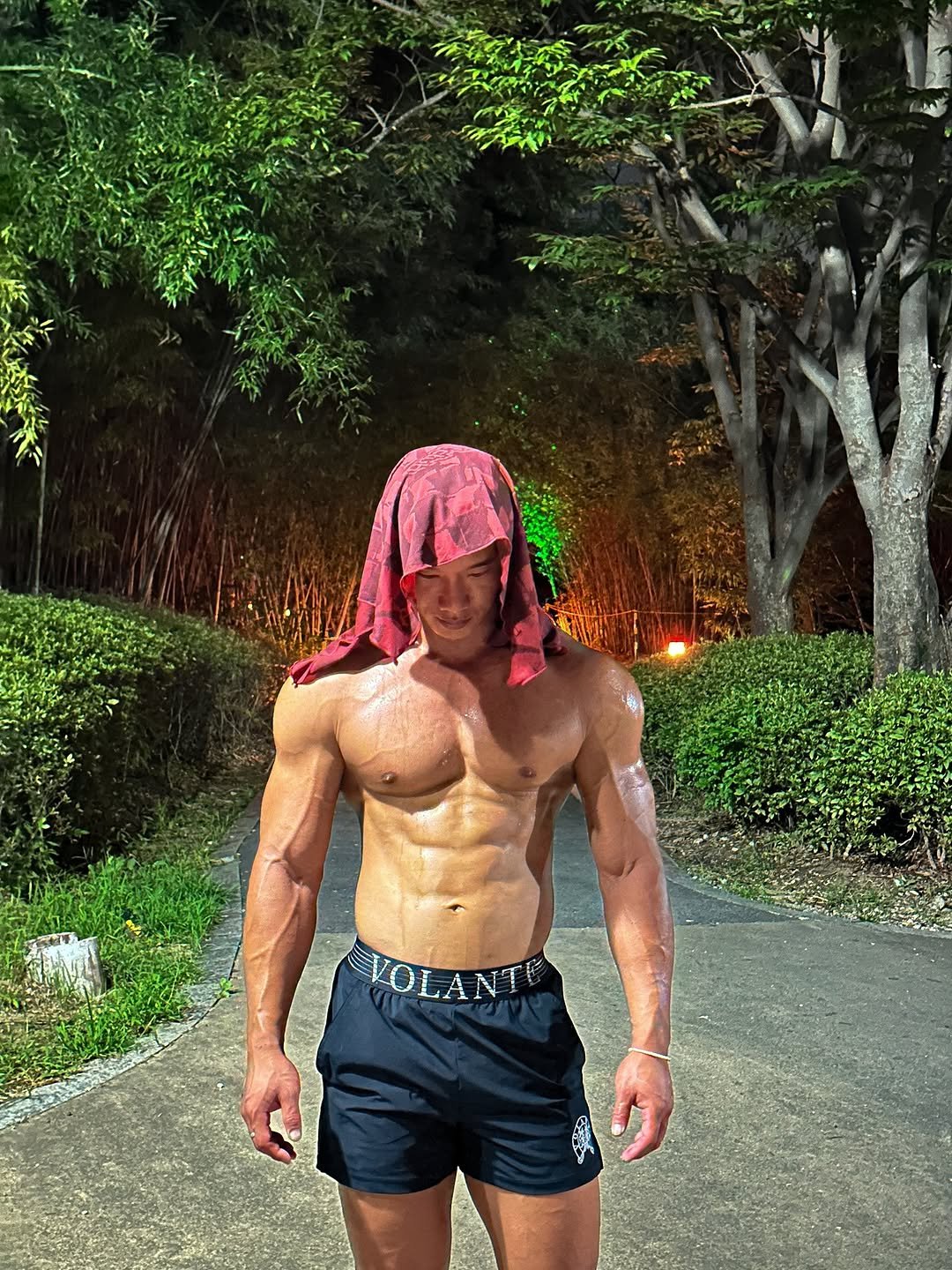 Photo shared by 손제원 on August 24, 2025 tagging @volante.kr, and @negative_split_club_running. May be an image of 1 person, biceps, body building, outdoors and text.