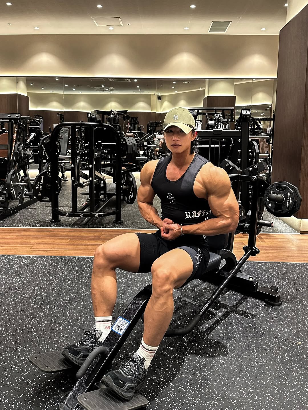 Photo shared by 손제원 on December 10, 2025 tagging @raffinato.etoile, and @raff.training.club. May be an image of one or more people, biceps, people bodybuilding and dumbbell.