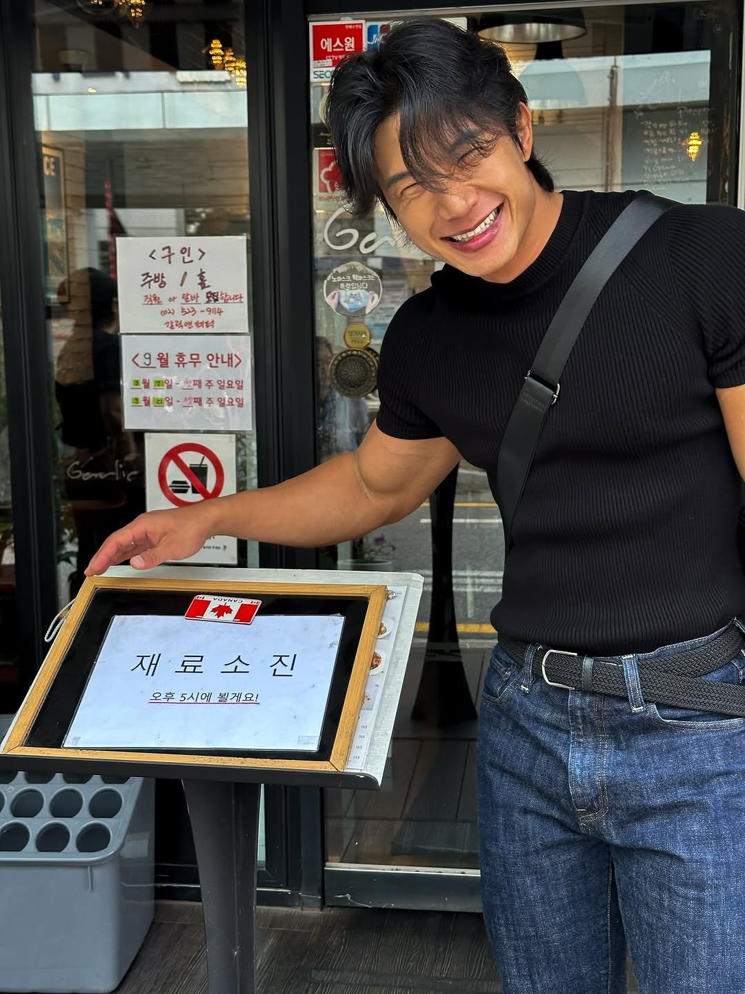 Photo shared by 손제원 on September 16, 2025 tagging @garlic_n_pepper. May be an image of 1 person and text that says '에스원 <구인> 추방/혼 훈 추방 걸을 떨바 모합니다 ពេន់ 9114 칼릭면 허터 12 <9월휴무안내> <9월휴 휴무 안내> 크릴 페일 트월페일· 소찌주 주일요일 프릴랜일 월천일·노객주일요일 -스째주 고매주일요일 일요일 재료소진 오로5시매될겠요! 오후 우로5시매될 5시대 될겠요!'.