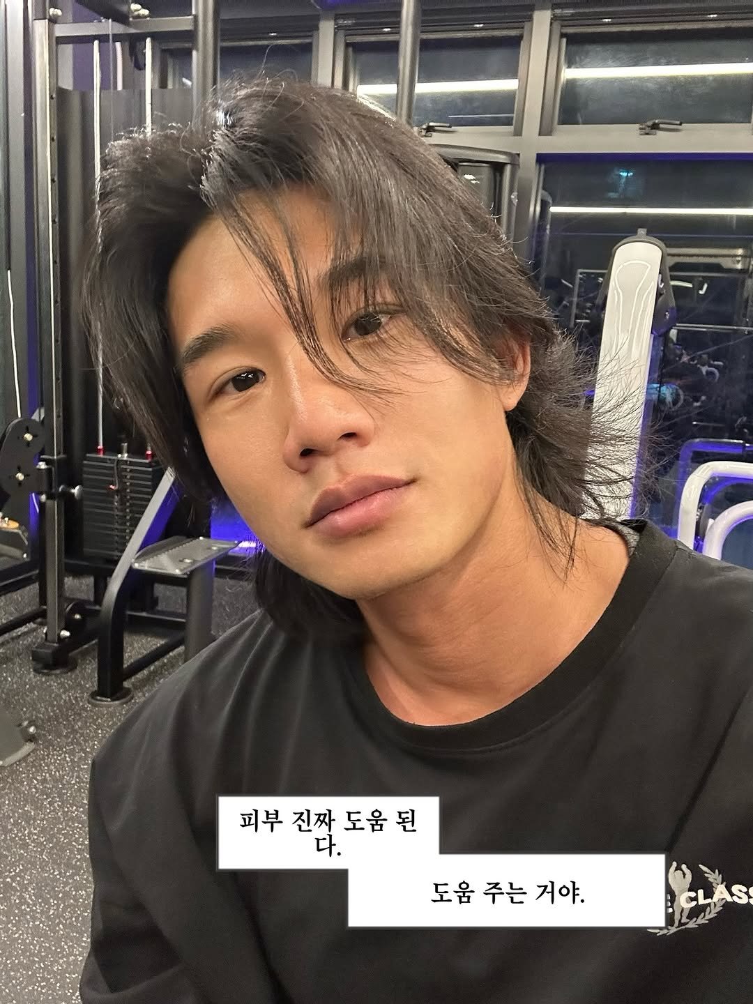 Photo shared by 손제원 on January 26, 2026 tagging @dicarat01. May be an image of one or more people, bangs, top and text that says '피부진짜도움된 된 피부 진짜 도움된 다. 도움 도움주는거야. 주는 거야.'.