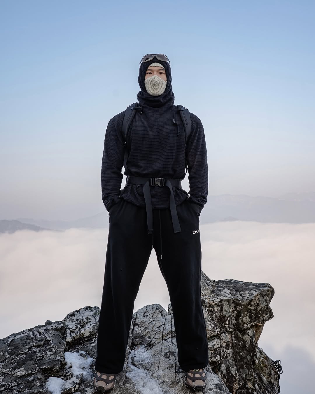 Photo shared by 손제원 on January 14, 2026 tagging @negative_split_club_running. May be an image of standing, face mask, outdoors and text.