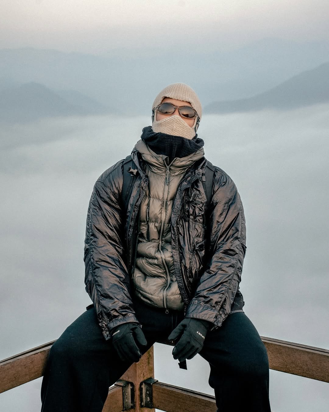 Photo by 손제원 on January 04, 2026. May be an image of face mask, parka, glasses, snowsuit, fog, ski slope and text.