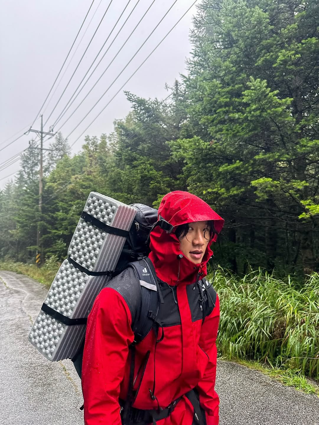 Photo shared by 손제원 on September 23, 2025 tagging @thenorthface_kr. May be an image of 1 person, raincoat, outdoors and text.