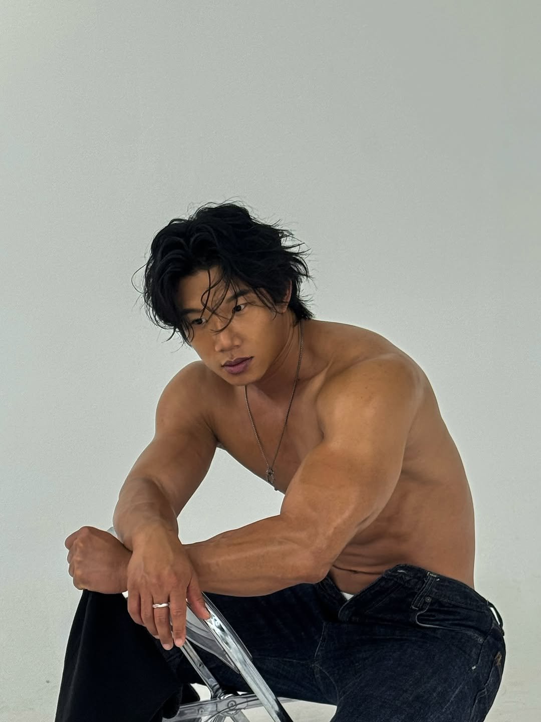 Photo shared by 손제원 on August 20, 2025 tagging @makeup_hiver, and @studio_hiver.