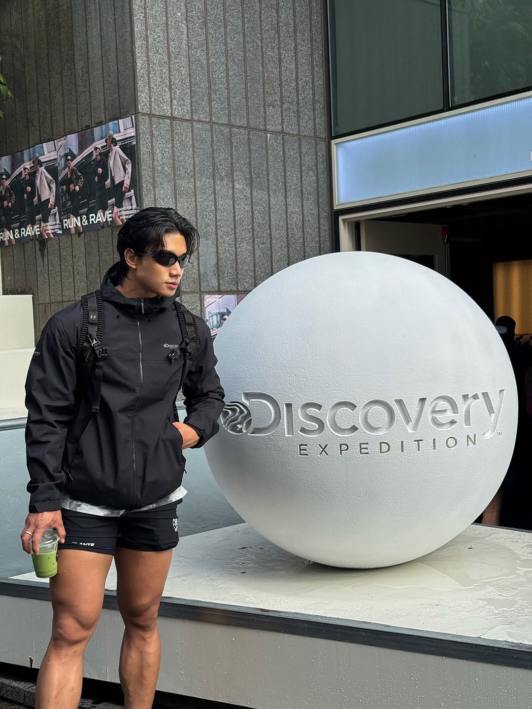 Photo shared by 손제원 on September 13, 2025 tagging @discoveryexpedition_kr. May be an image of 3 people, shorts, sportswear and text that says 'RUN&RÄVĘ RUN& RAVE RIN&RAVE ド JN& RAVE ФyP. DiscoverV EXPEDITION AATT'.