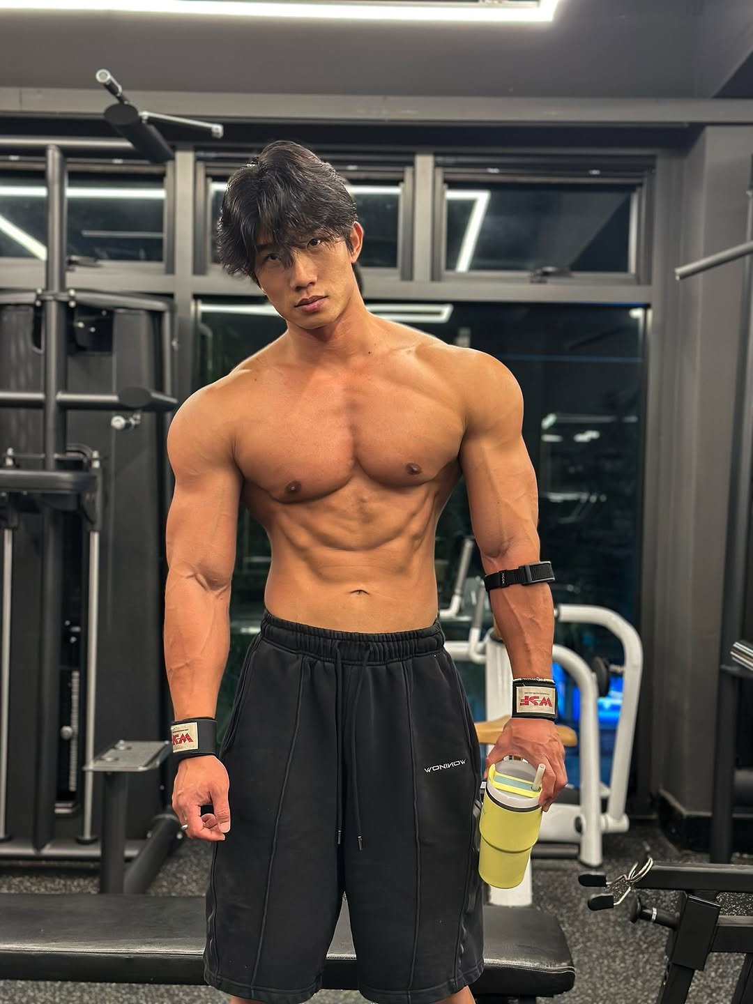 Photo by 손제원 on September 02, 2025. May be an image of 1 person, biceps, body building and text.