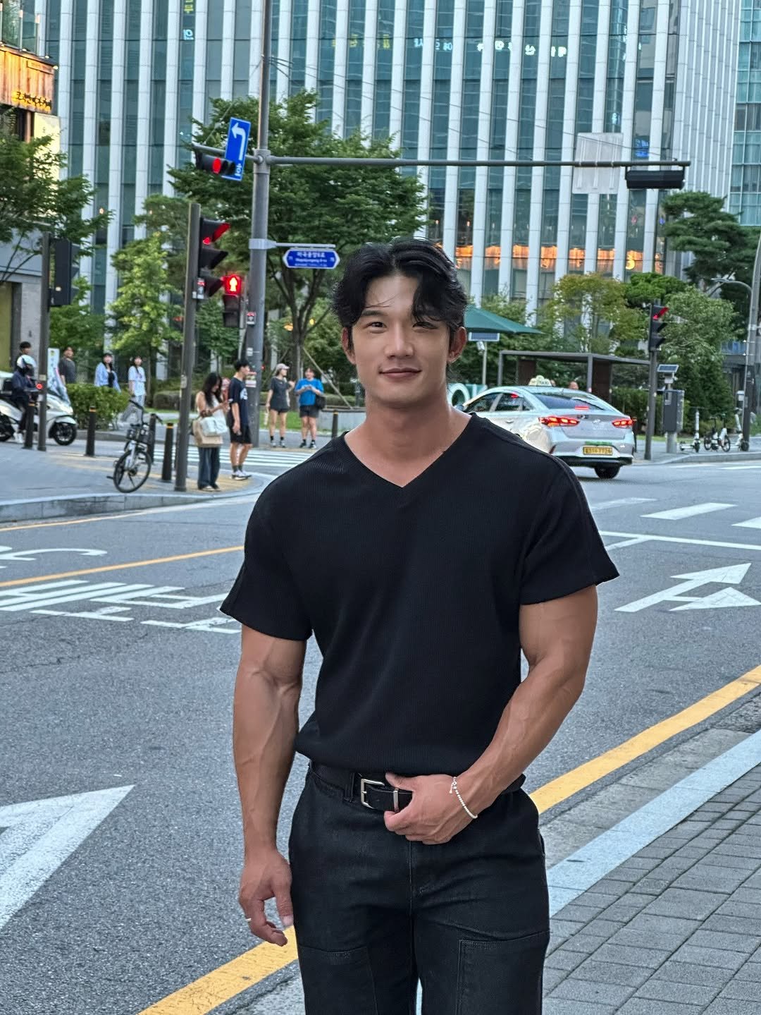 Photo shared by 손제원 on August 31, 2025 tagging @kang_min_kim, and @leveld_official. May be an image of 5 people, street and text.