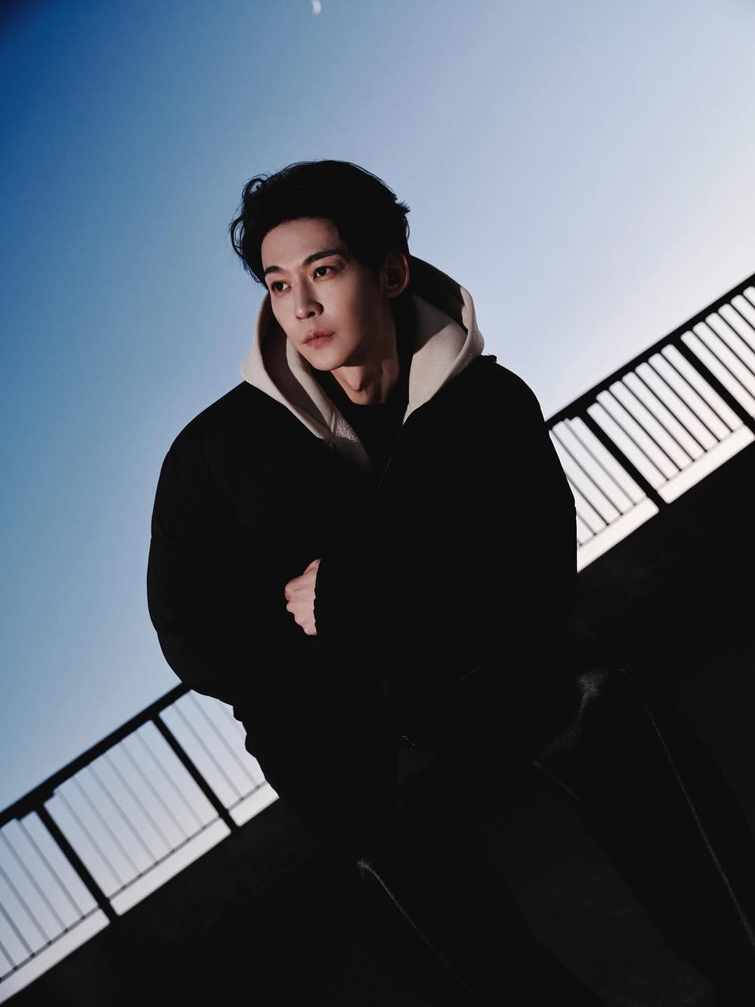 Photo by 唐晓天𝘿𝙖𝙙𝙙𝙞 on December 25, 2025. May be an image of one or more people, makeup, duffle coat, top, outdoors and text.