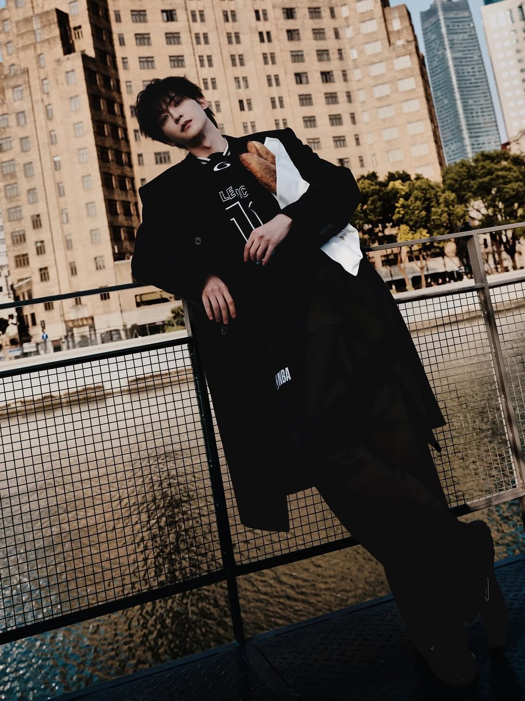 Photo by 唐晓天𝘿𝙖𝙙𝙙𝙞 on January 25, 2026. May be an image of overcoat, duffle coat, blazer, cloak, suit and text.