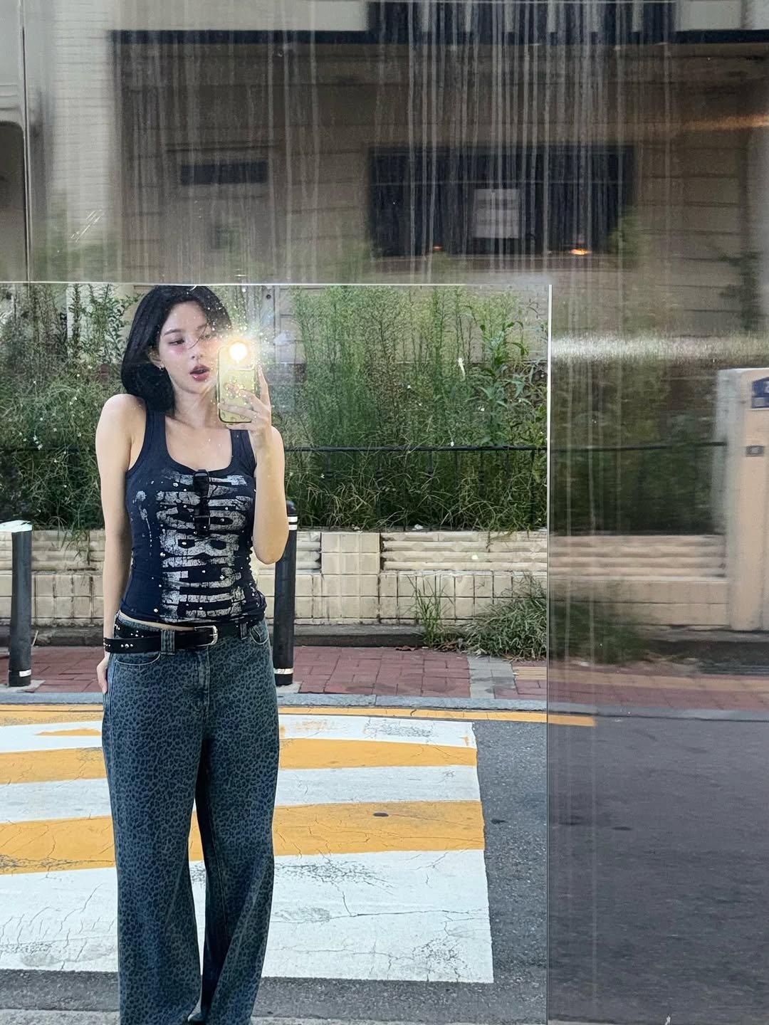 Photo shared by 신수현 on August 31, 2025 tagging @umtaewoung, @momolism, @tm_bloom_harin, and @tm_bloom_chaen. May be an image of 1 person, phone, mirror, street and text.