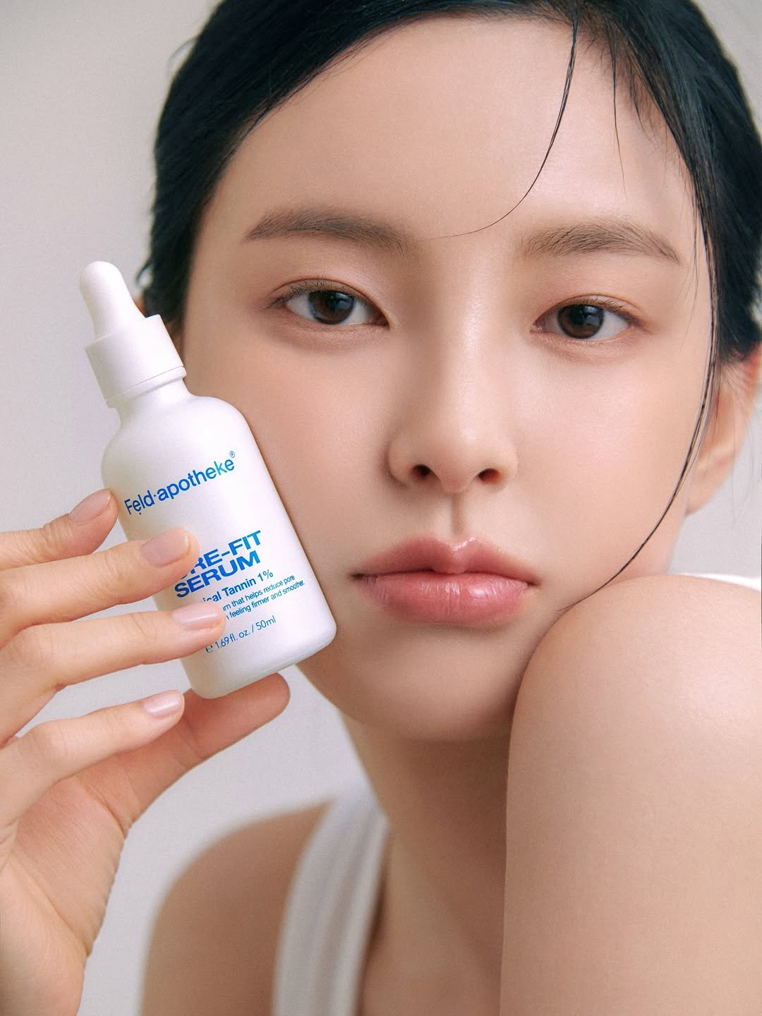 Photo shared by 신수현 on July 22, 2025 tagging @feldapotheke. May be an image of 1 person, makeup, hair product, lotion, hand cream and text.