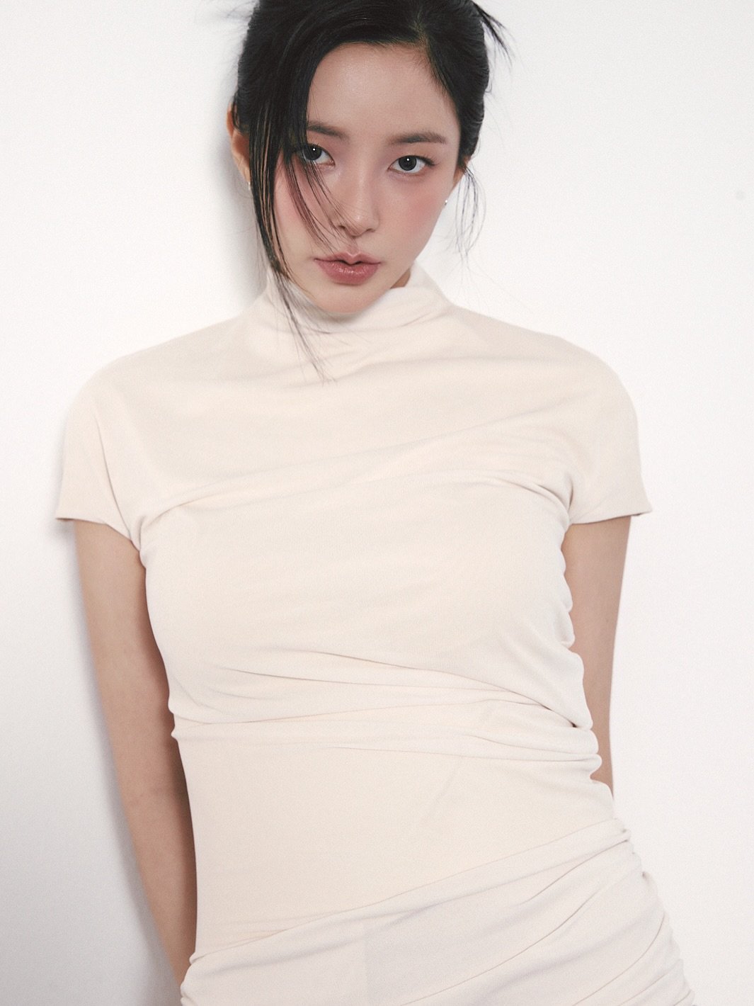 Photo shared by 신수현 on September 05, 2025 tagging @chakyungpark, @keemyousung, @_jangyunna, and @momolism. May be an image of 1 person, hair, makeup, top and text.