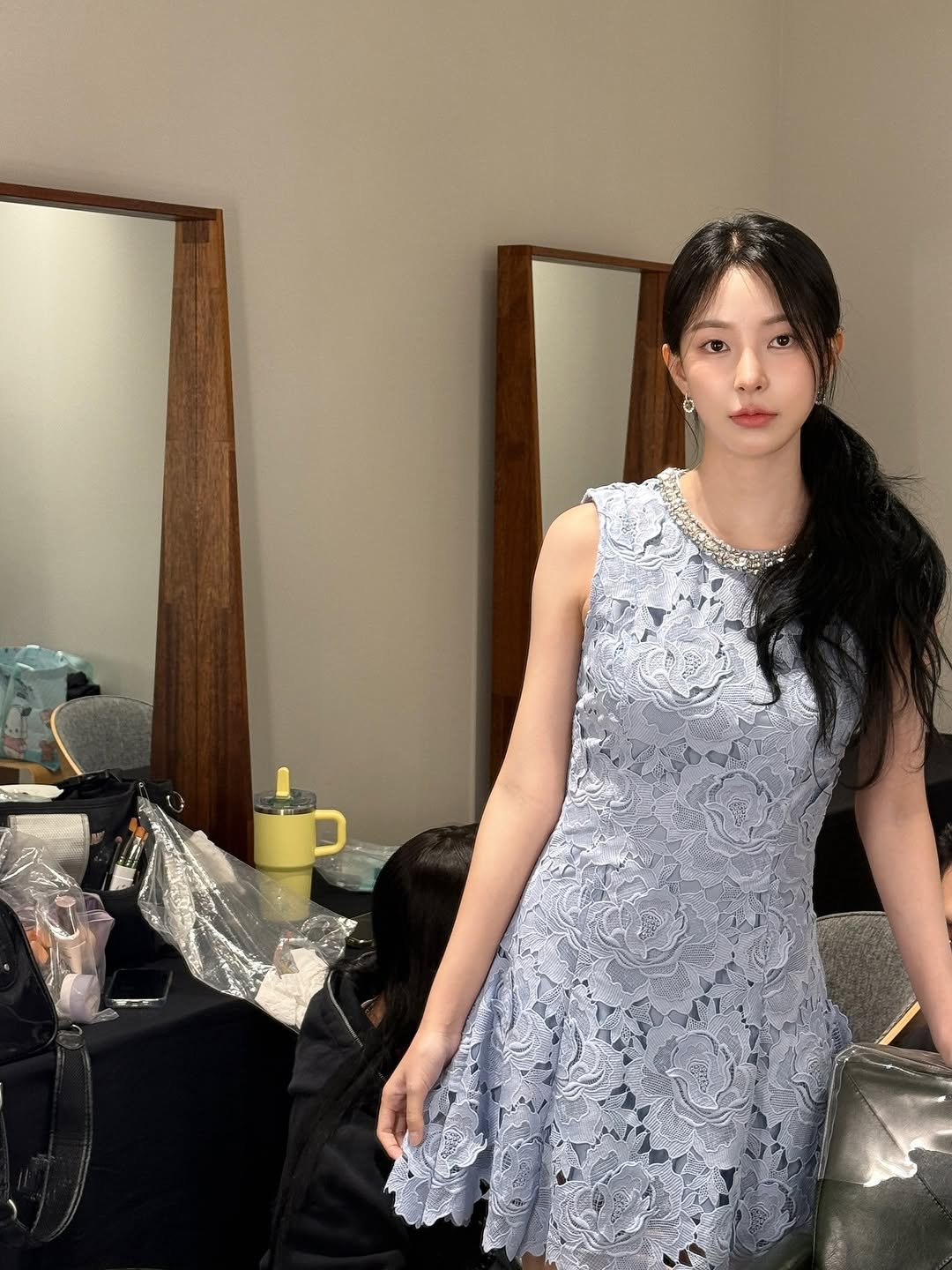 Photo shared by 신수현 on August 07, 2025 tagging @chopard. May be an image of 2 people, braids, dress, sundress and text.