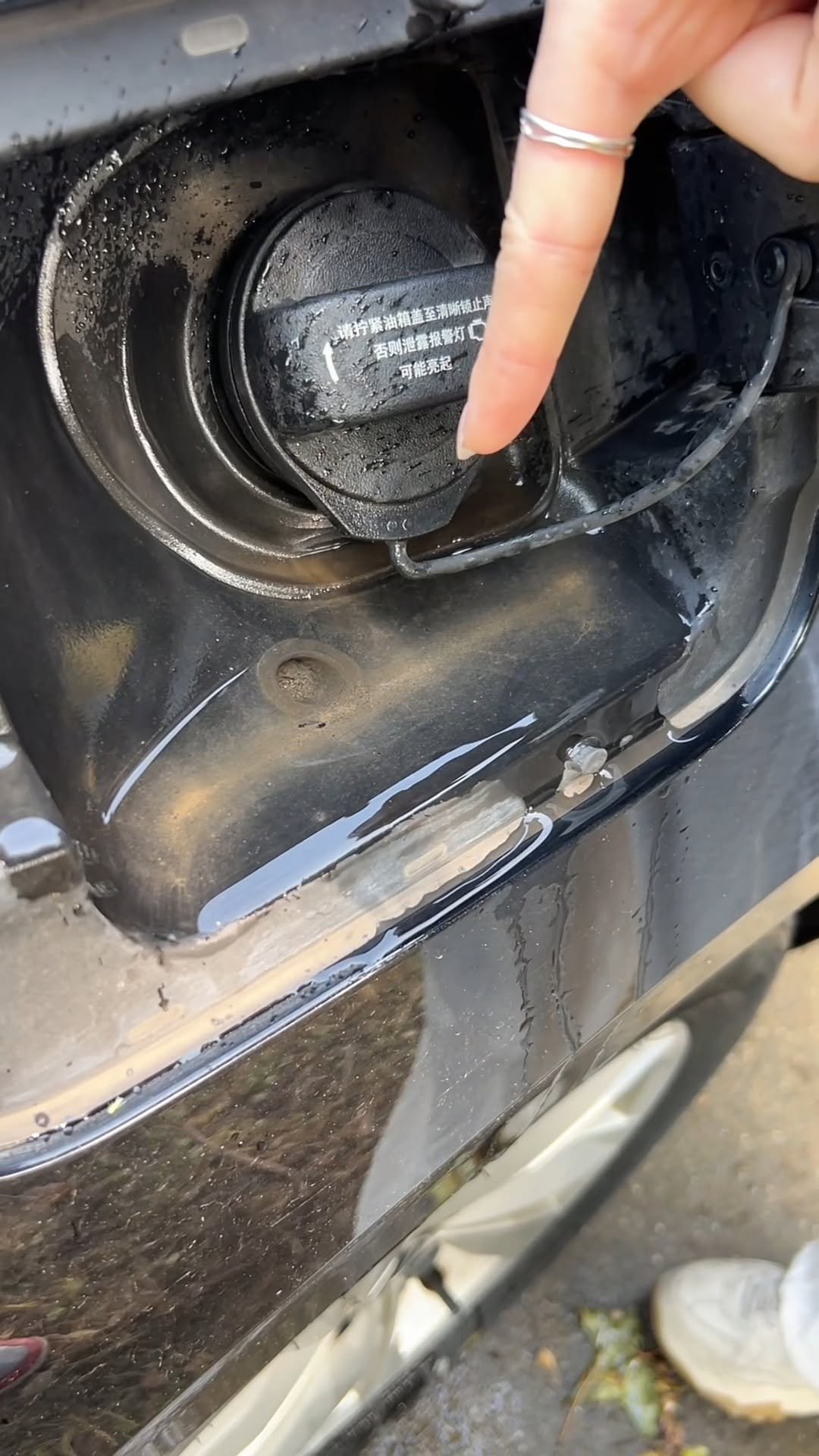 xiucheshimei 게시물 이미지: After the Rain, Check These Car Drain Holes —...
